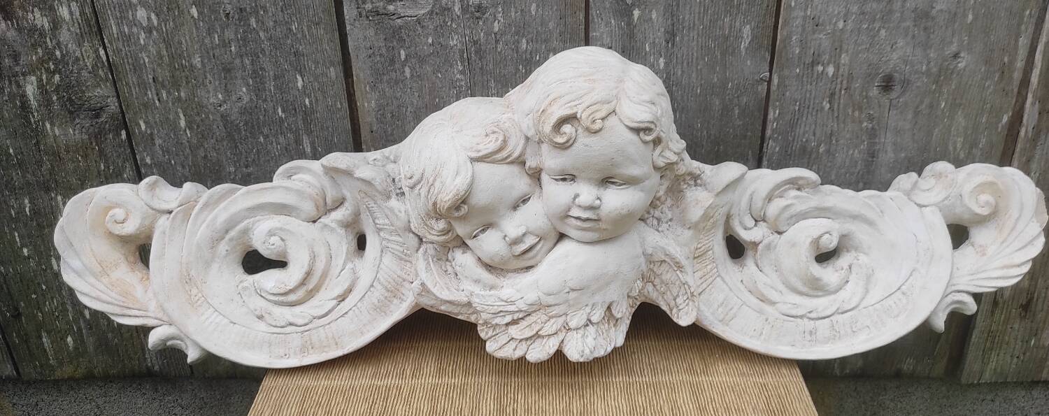 Stucco decoration depicting angels