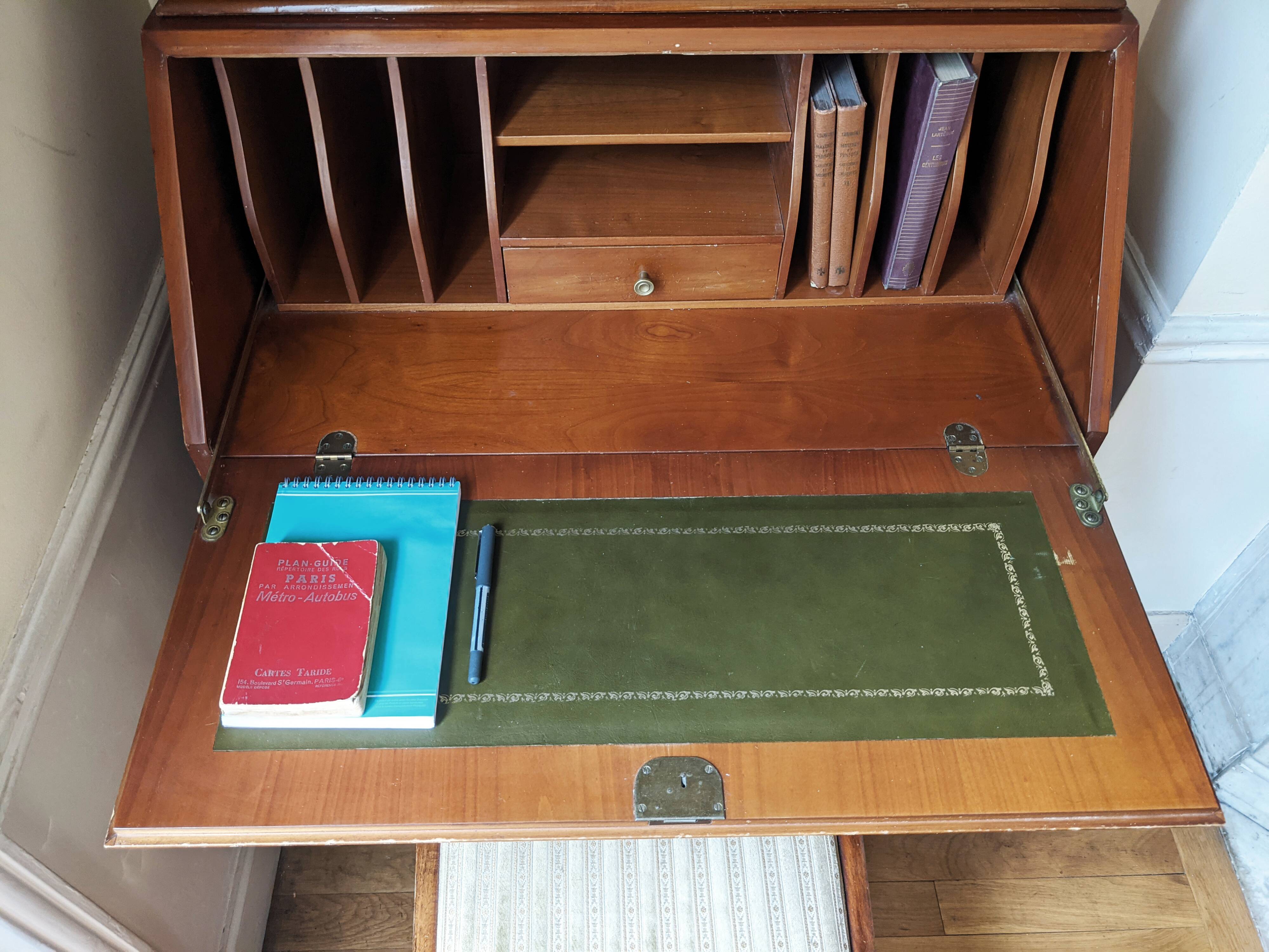Scriban anglais et bibliotheque en acajou