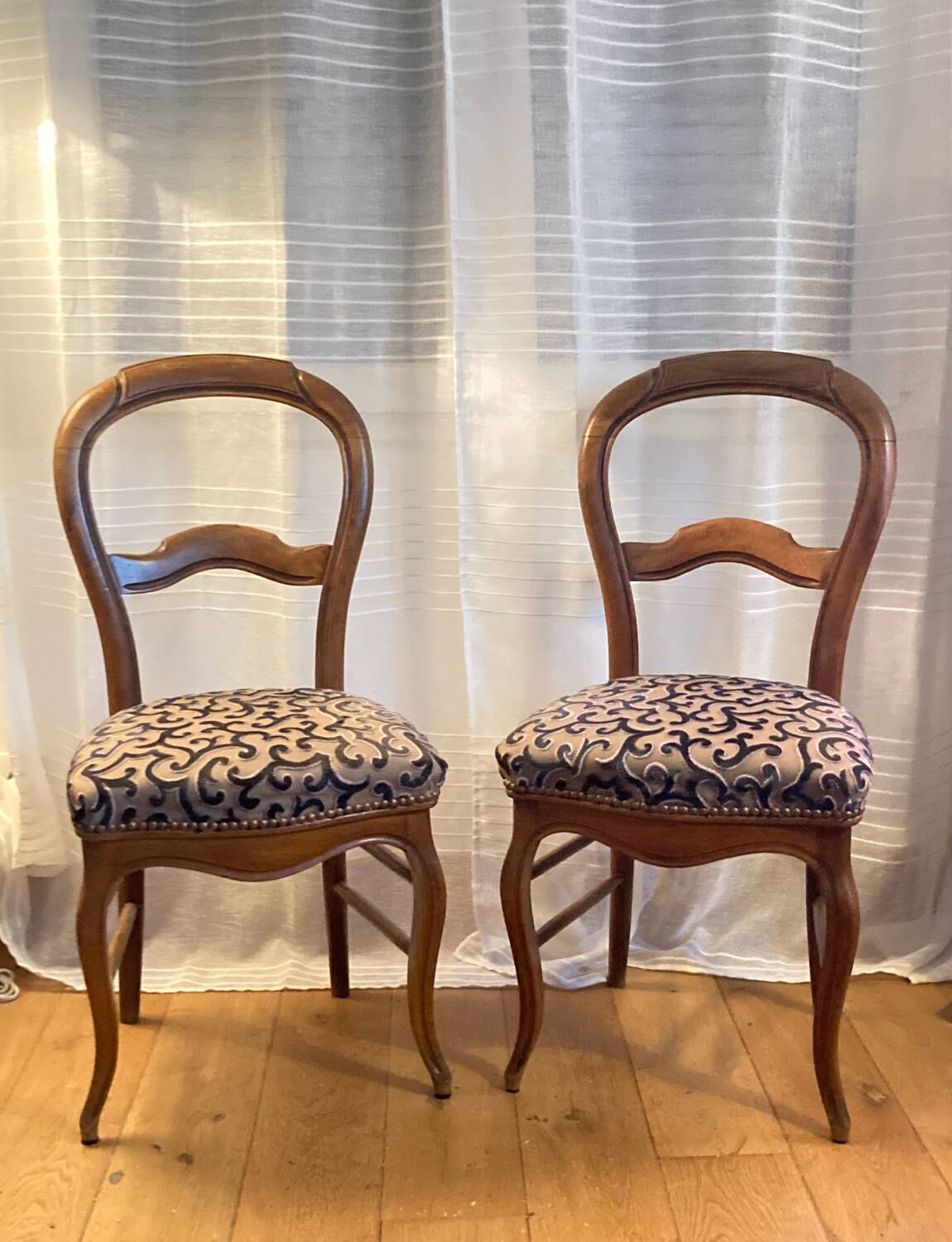 Chaises Louis Philippe en noyer époque XIXe, tapissées à neuf