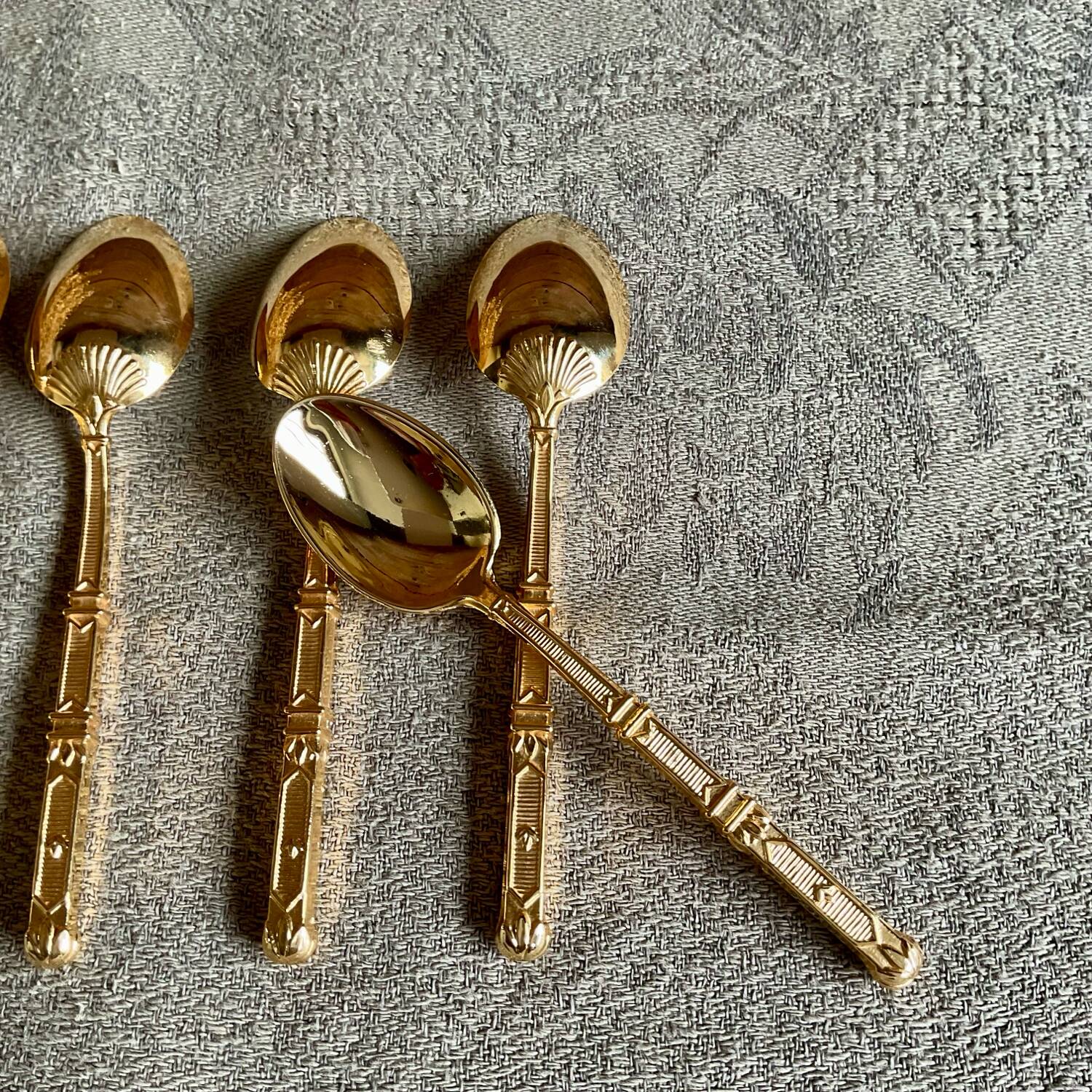 6 small gold-plated mocha spoons