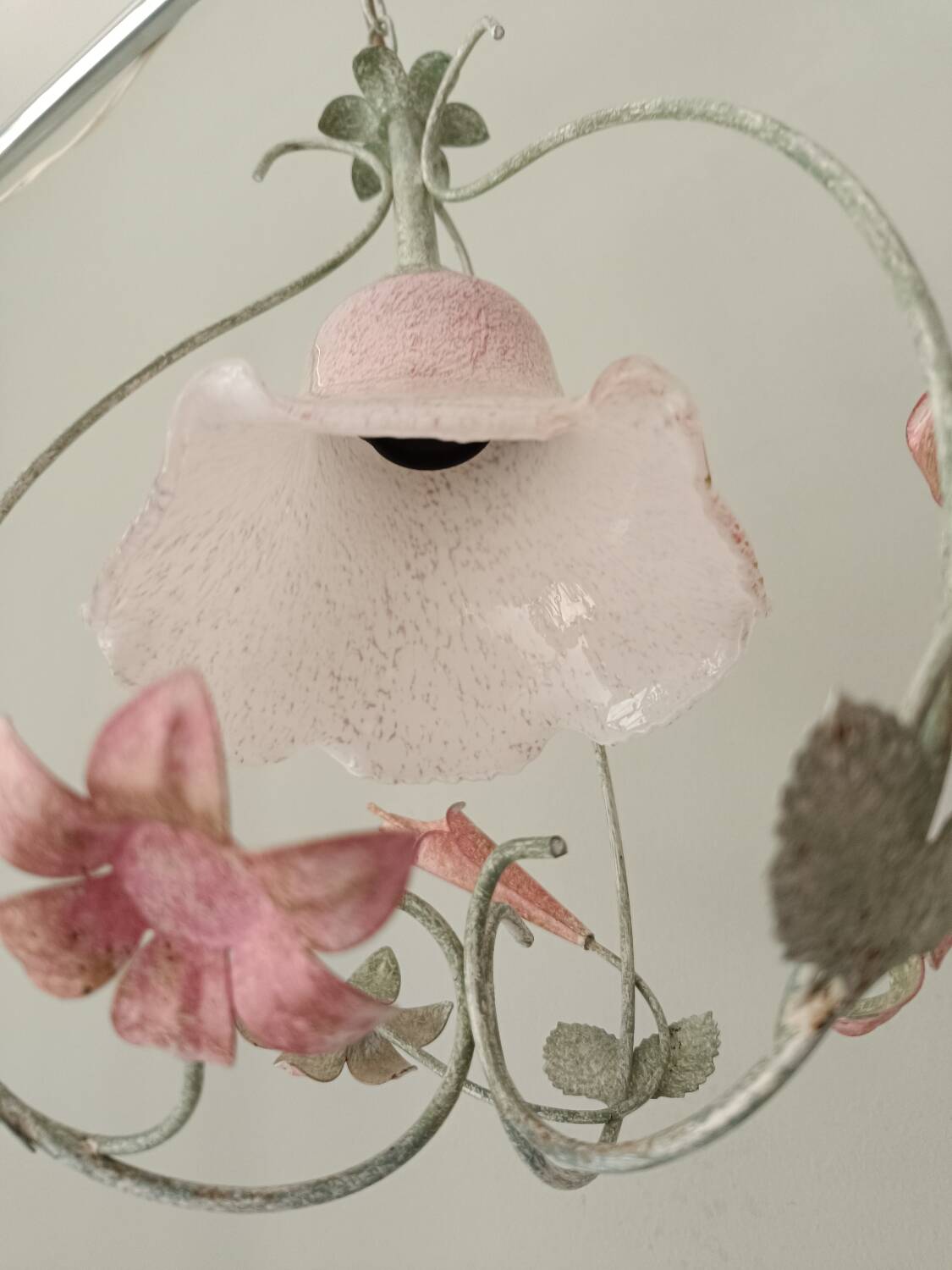 Lustre fer forgé et tulipe verre rose dépoli