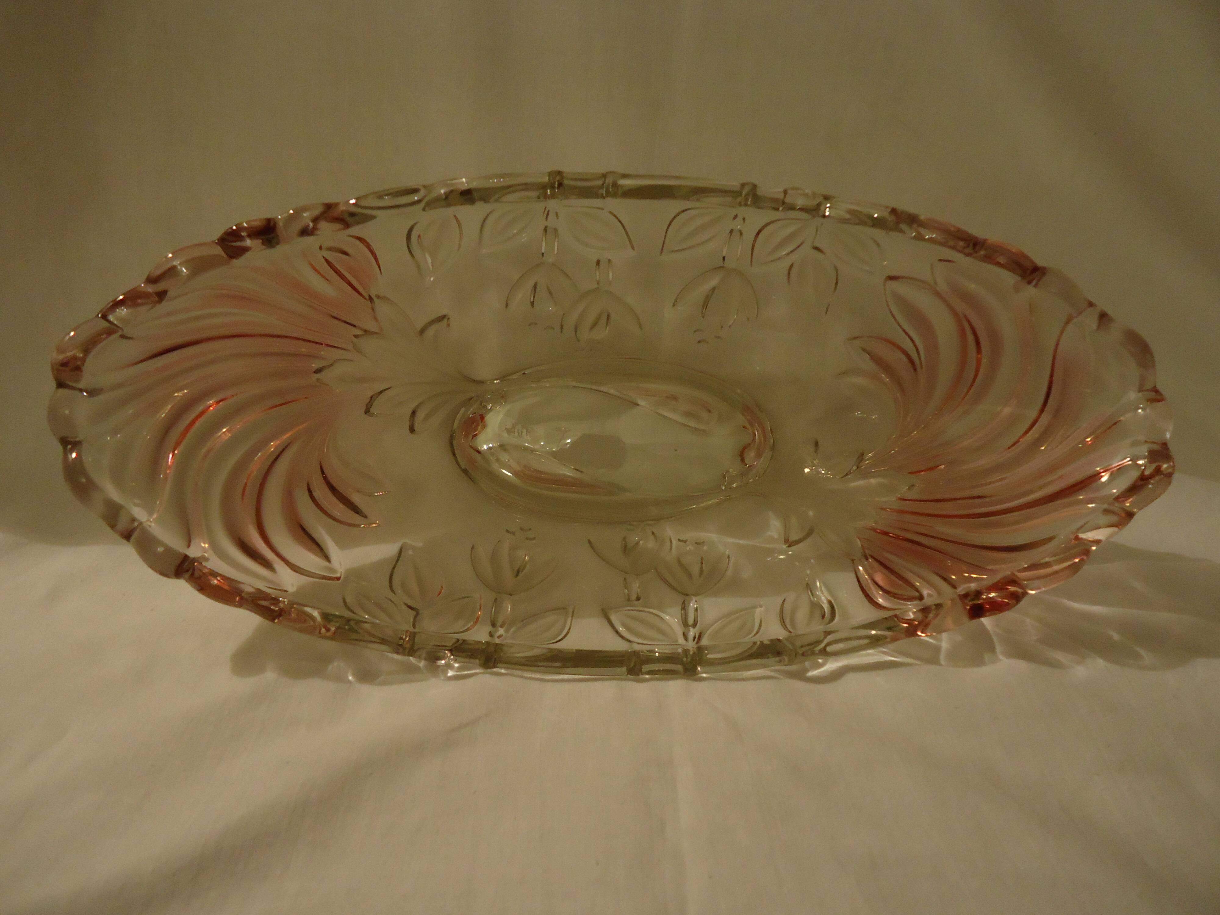 Oval bowl in crystal and frosted glass, pink and frosted.