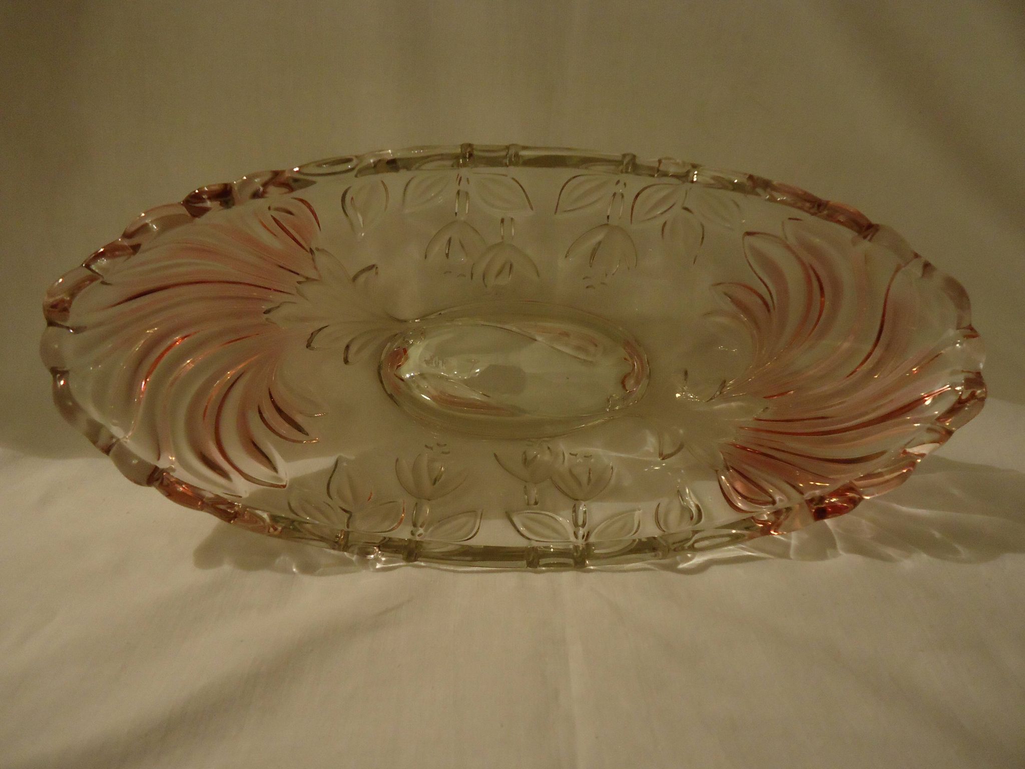Oval bowl in crystal and frosted glass, pink and frosted.