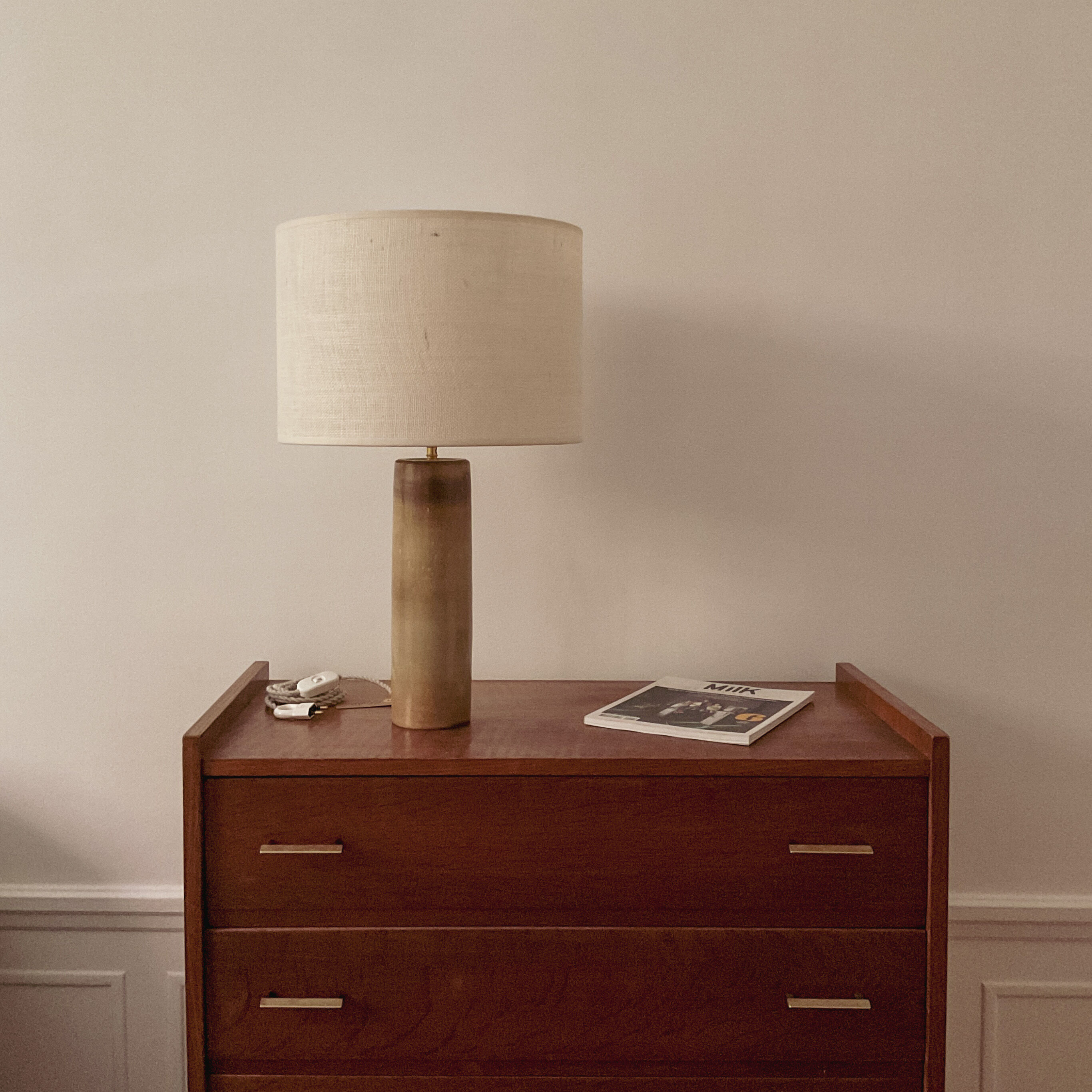 Lampe grès et jute tissée