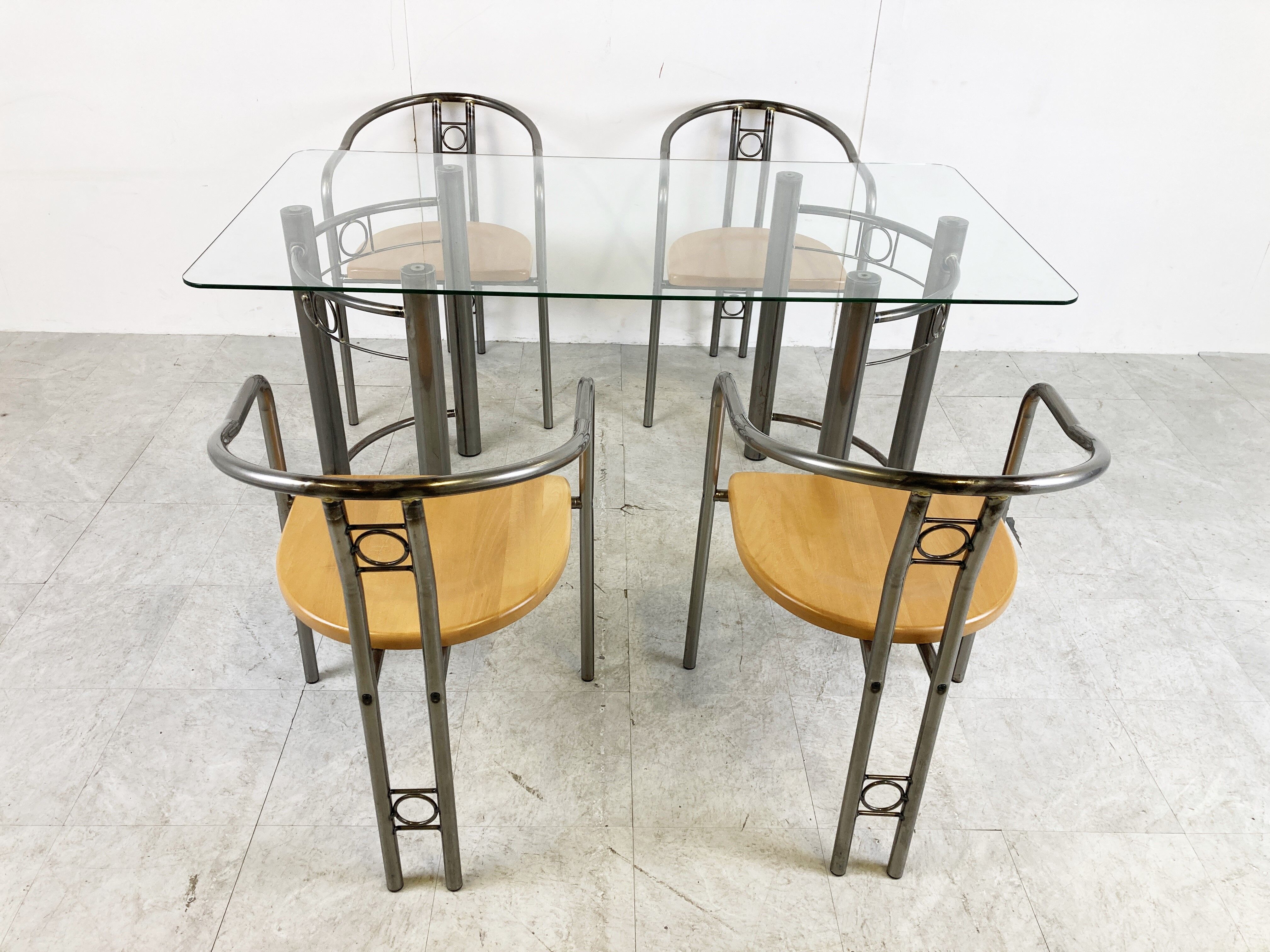 Chaises et table de salle à manger postmodernes, années 1980