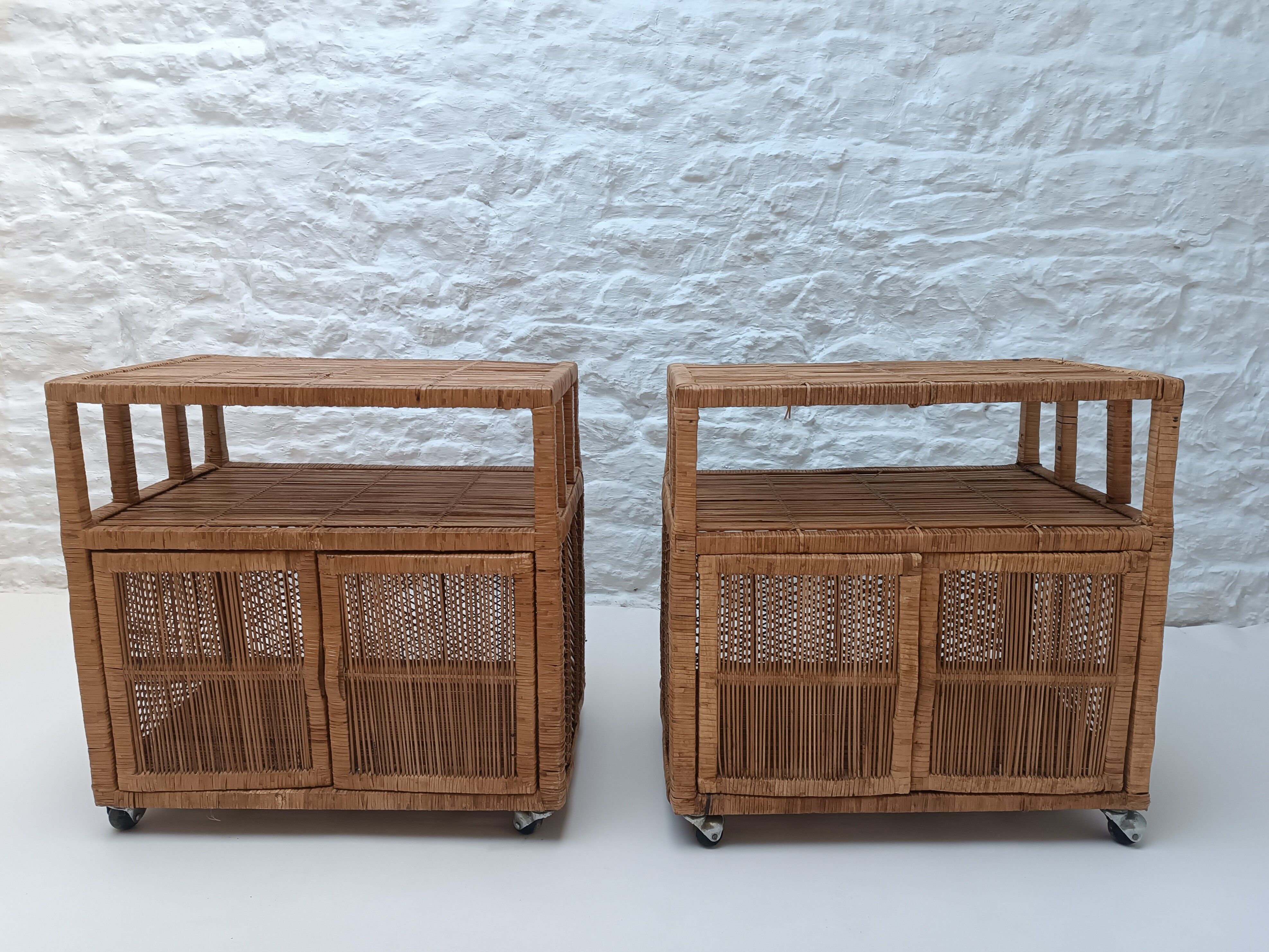 Paire de buffets en rotin vintage (Buri ) sur roulettes
