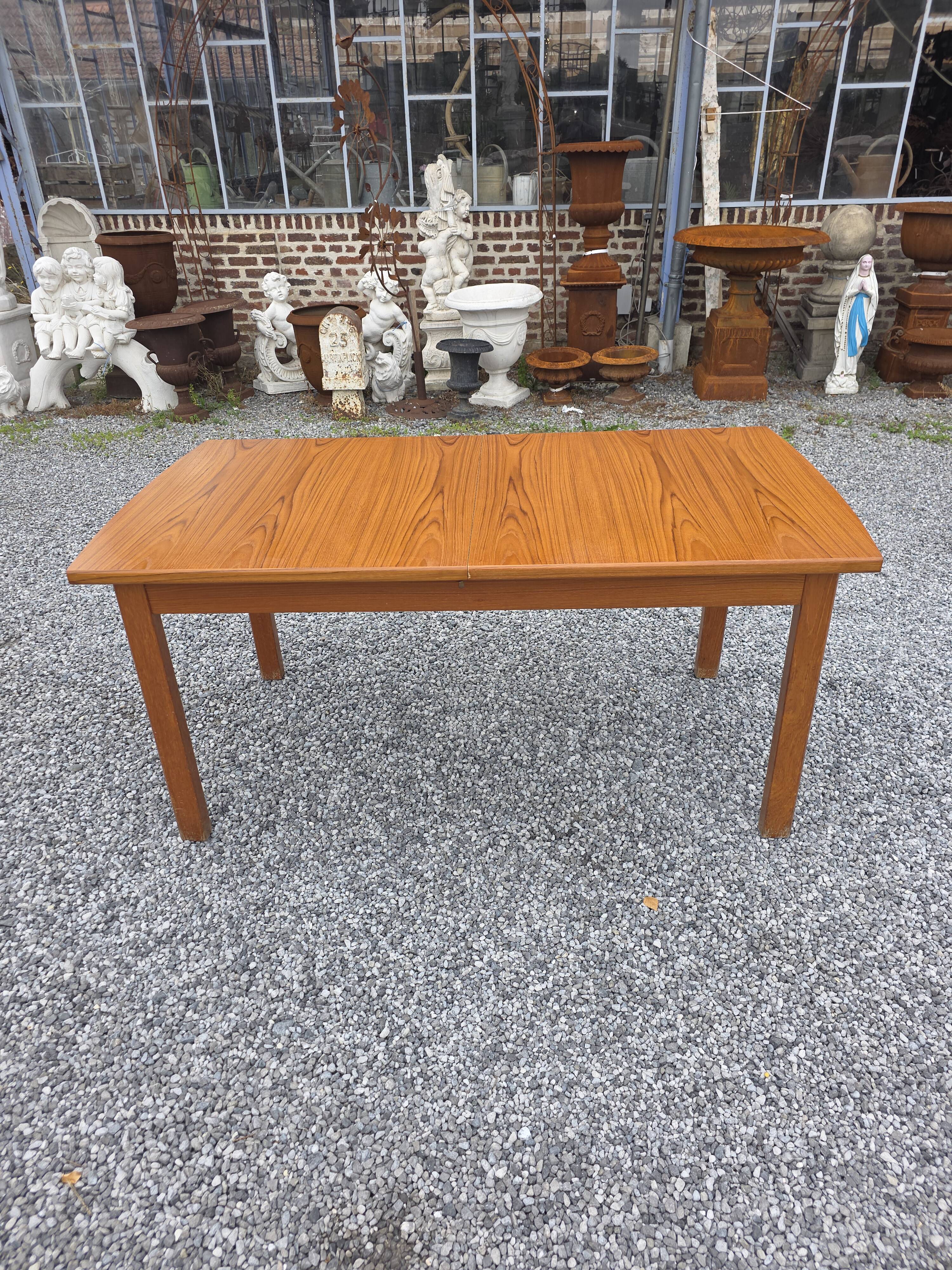 Table scandinave extensible en teck des années 60