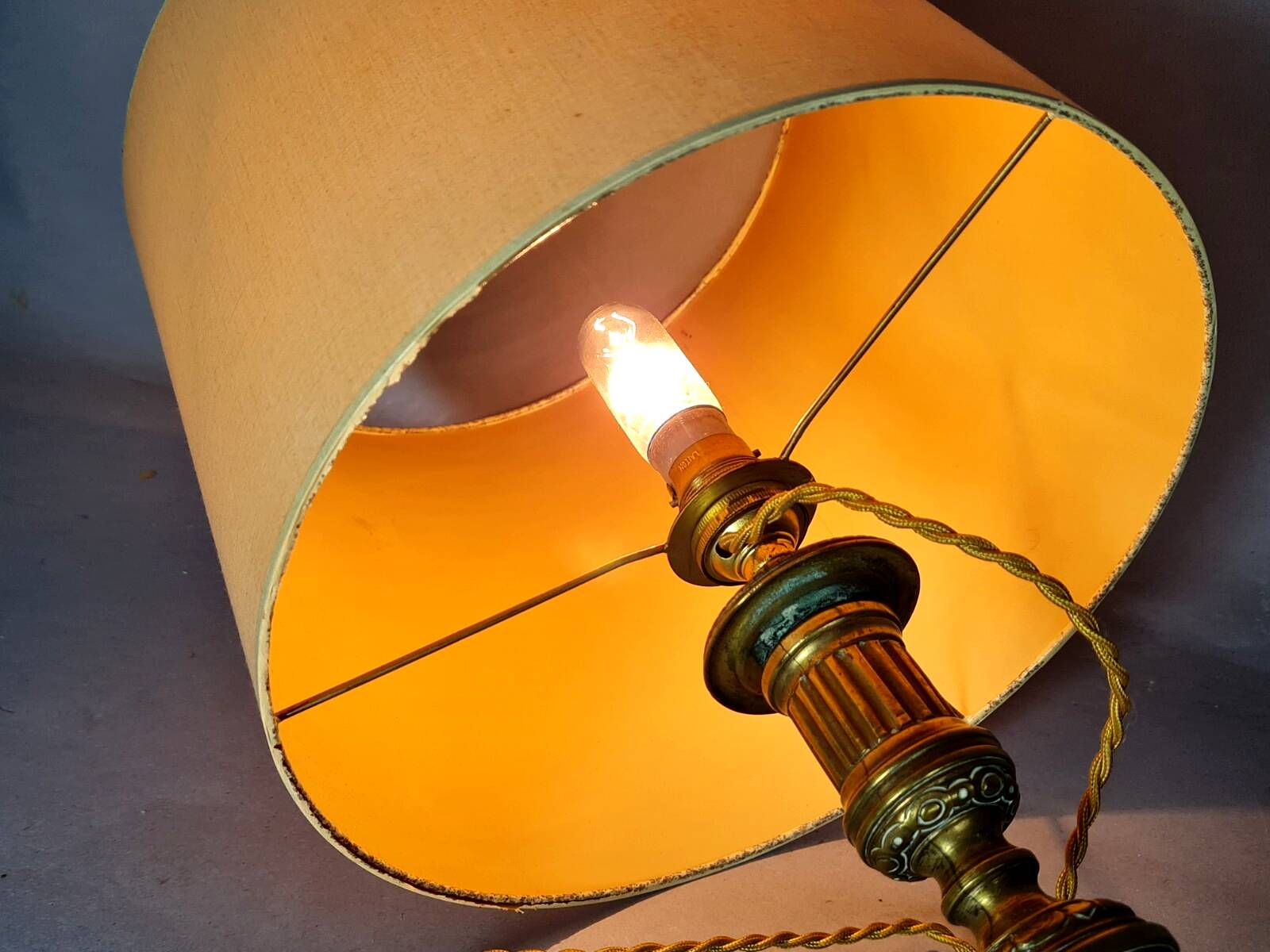 Lampe à poser avec abat-jour, ancien flambeau en bronze style Louis XVI 50 cm C757