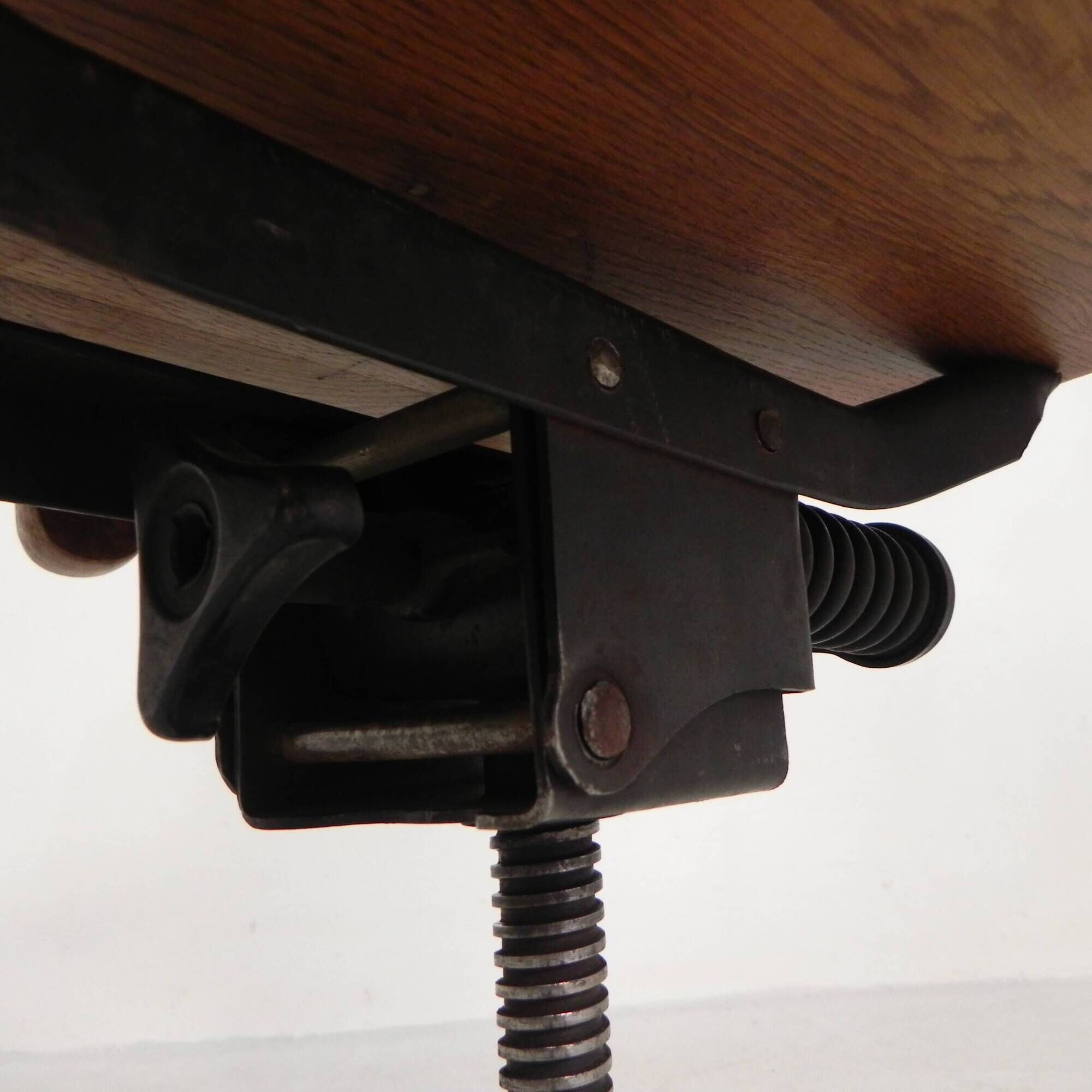 Oak office chair with adjustable spring system and height adjustment, 1950s.