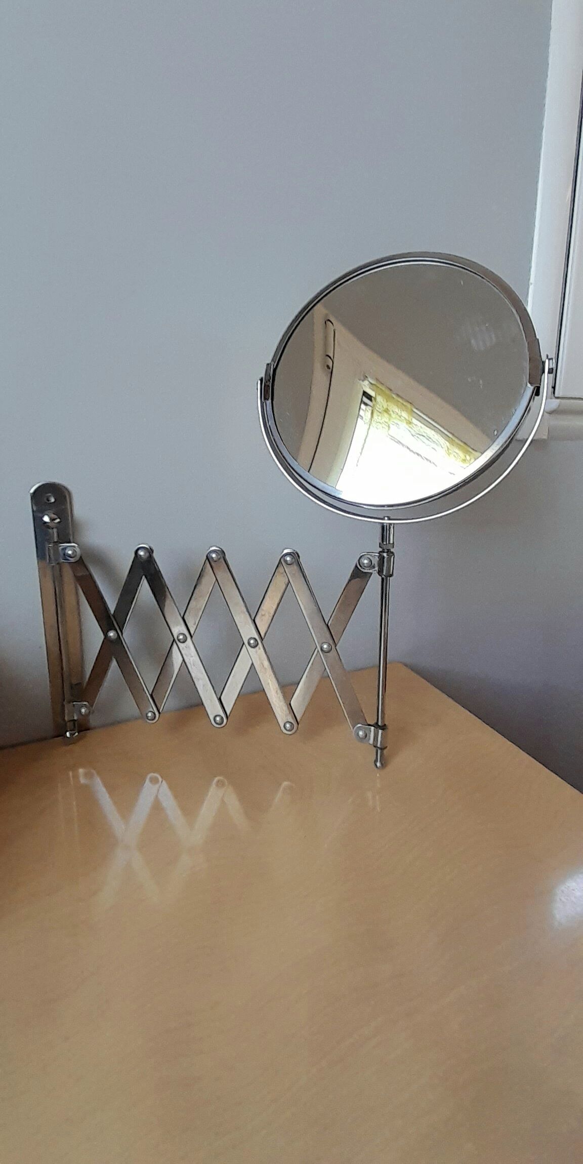 Telescopic accordion mirror