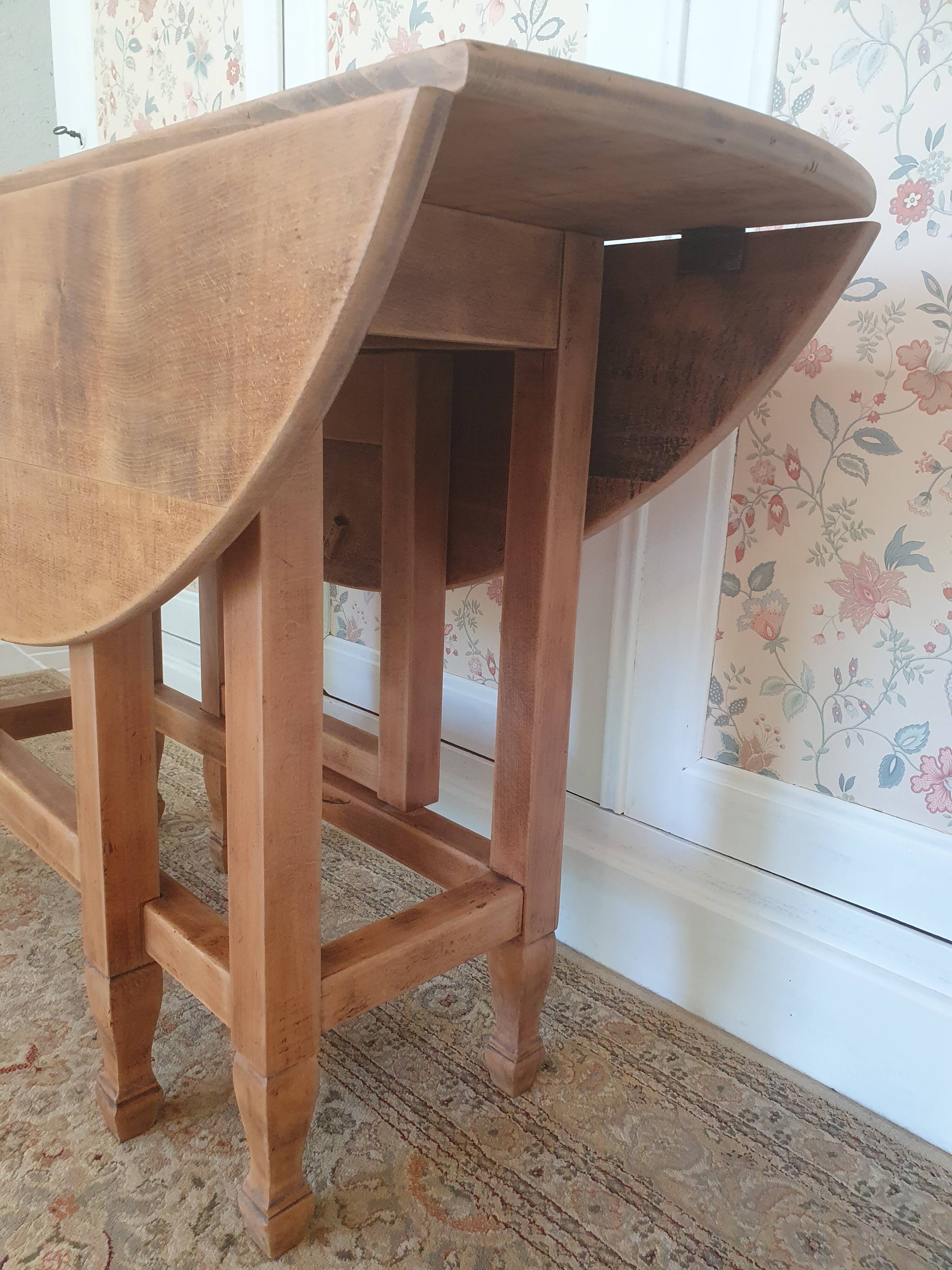 Drop-leaf gateleg table