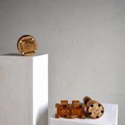 Ensemble de bougeoirs et de coupes en bois sculpté | Suède | Années 1970