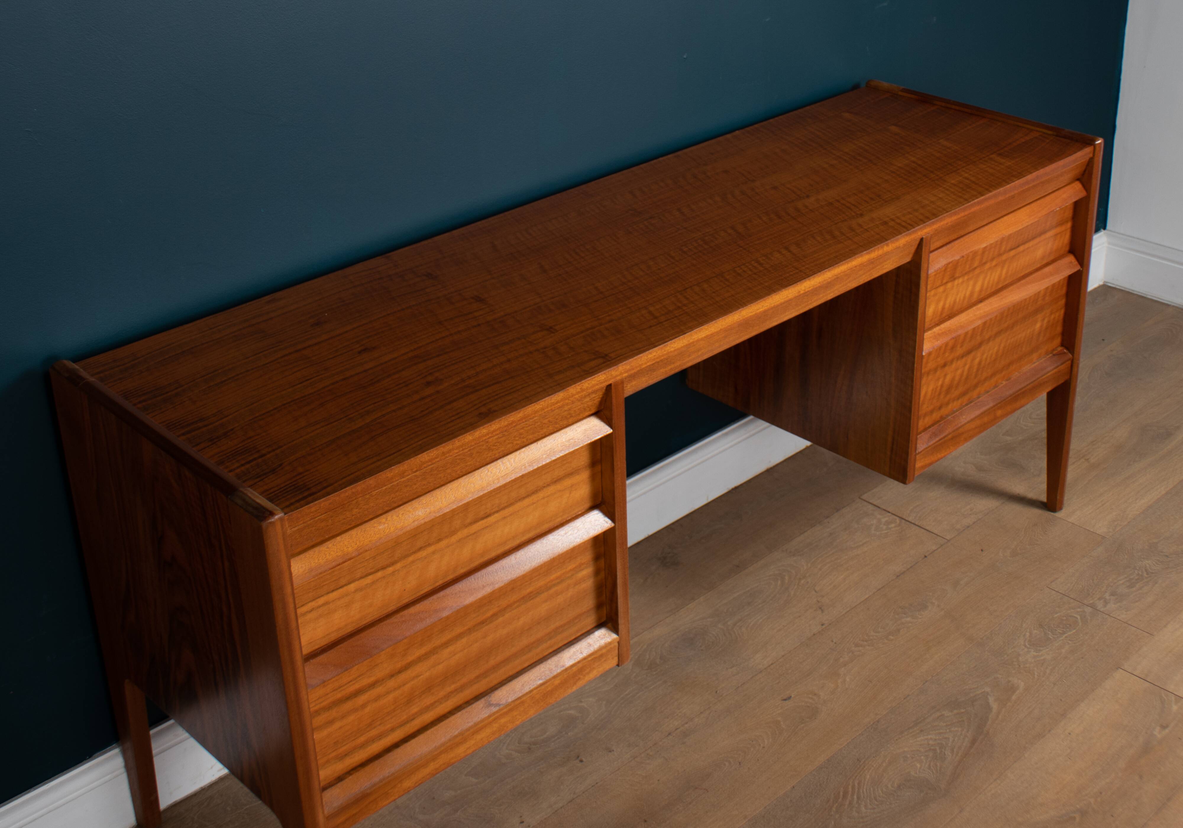 Commode de bureau rétro en noyer et palissandre par John Herbert