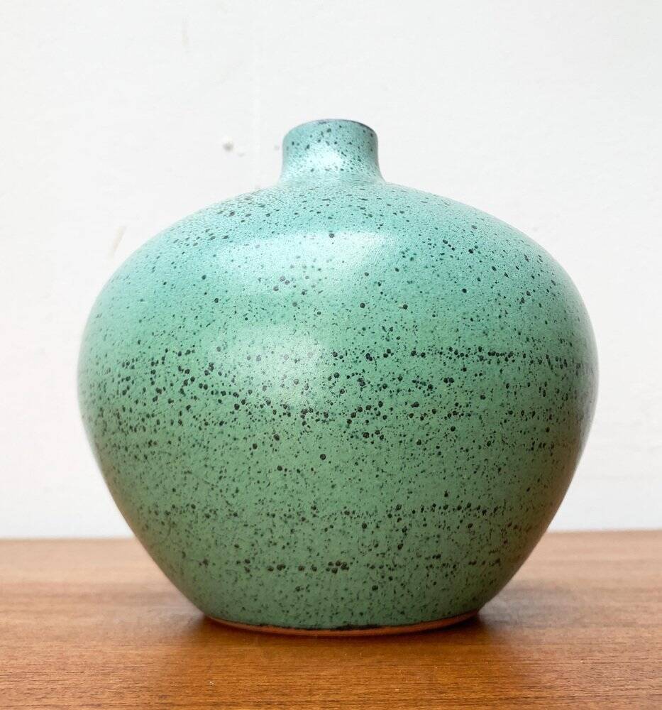 Mid-century German minimalist studio pottery vase by Siegfried Gramann for Töpferhof Römhild, 1960s.