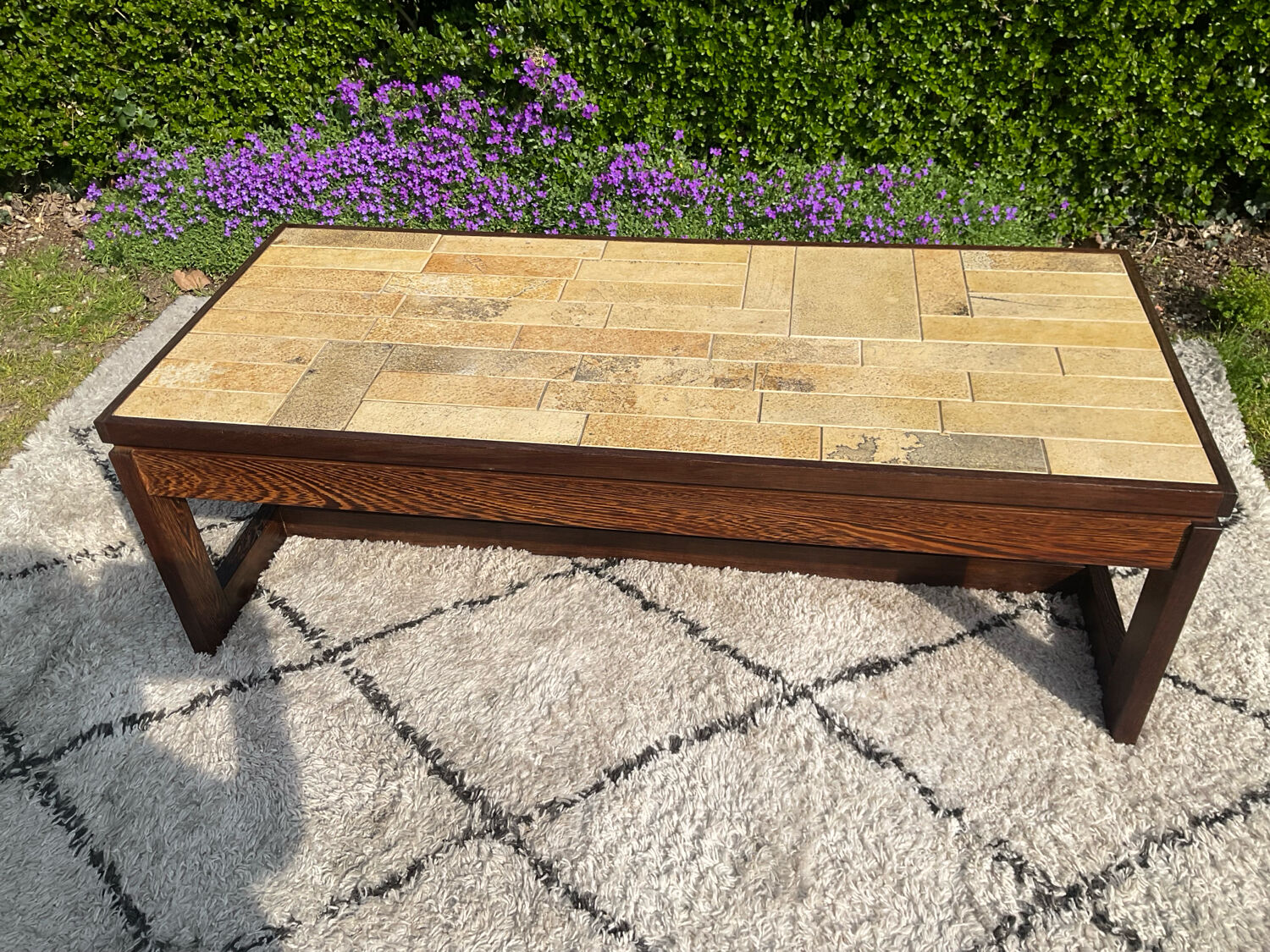 Vintage coffee table in rosewood and ceramic.