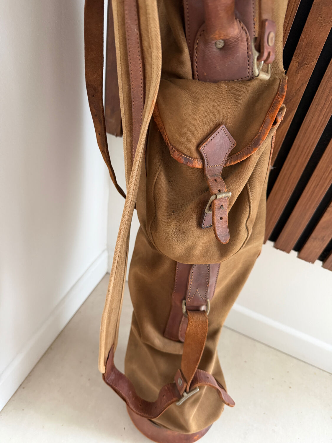 Old golf bag with 7 vintage clubs