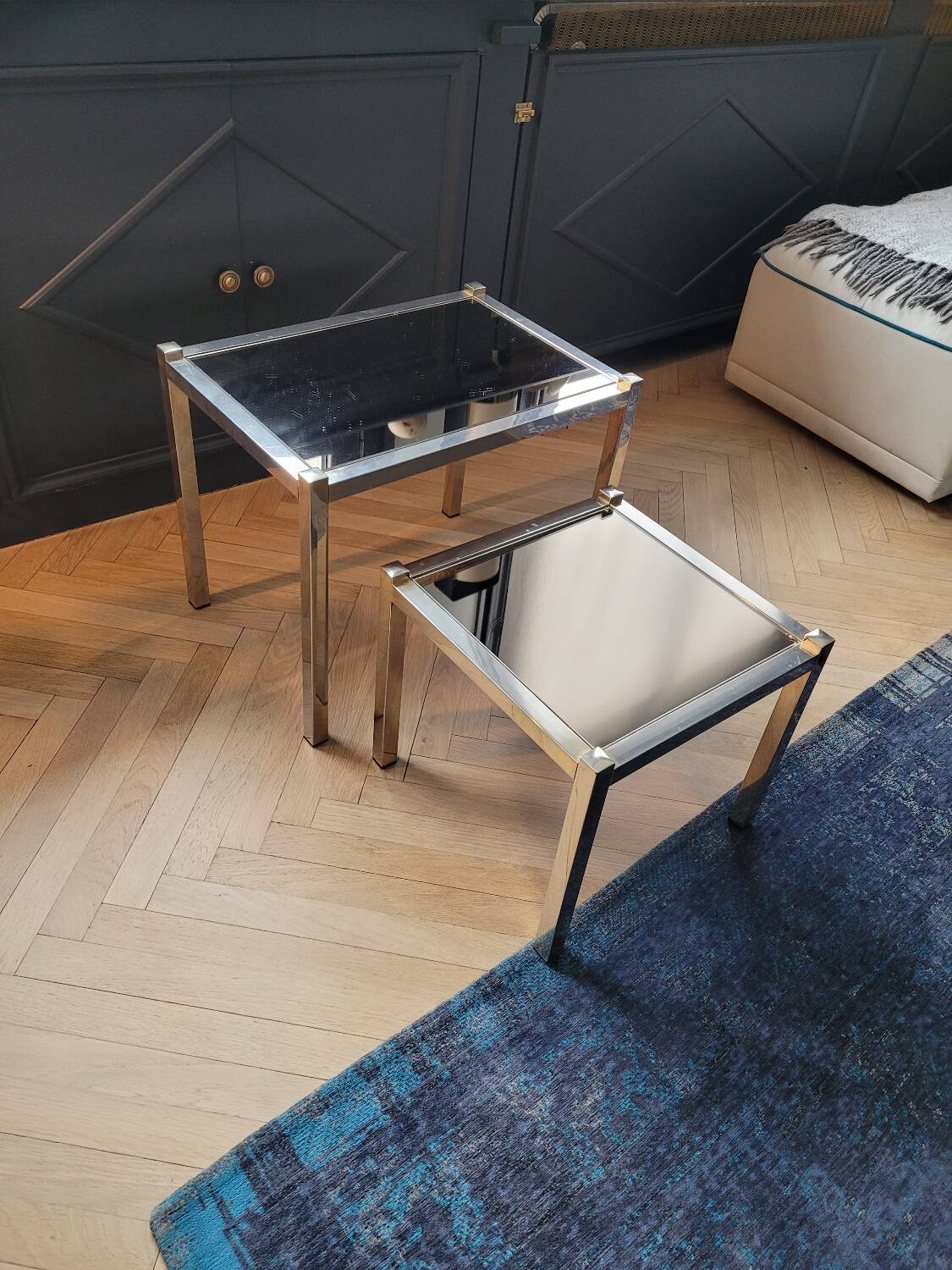 Tables gigognes en métal doré/chromé et miroir ambré