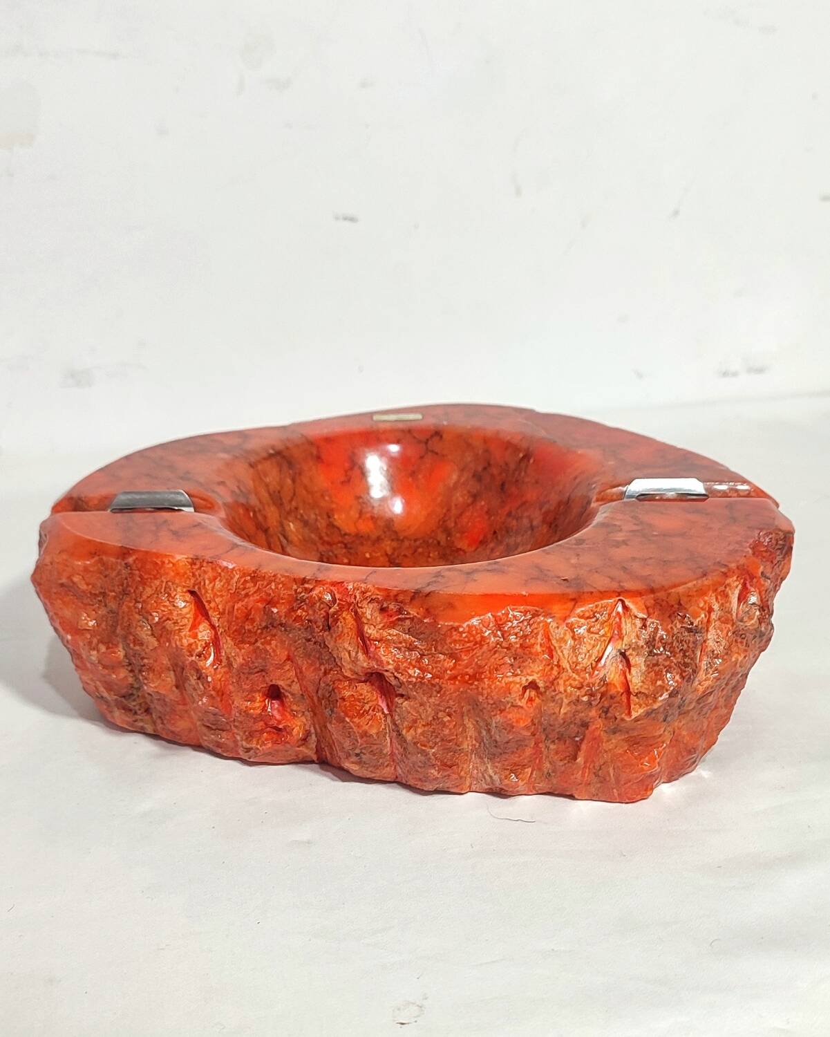 Cenicero de alabastro y plata. Italia, 1960s.