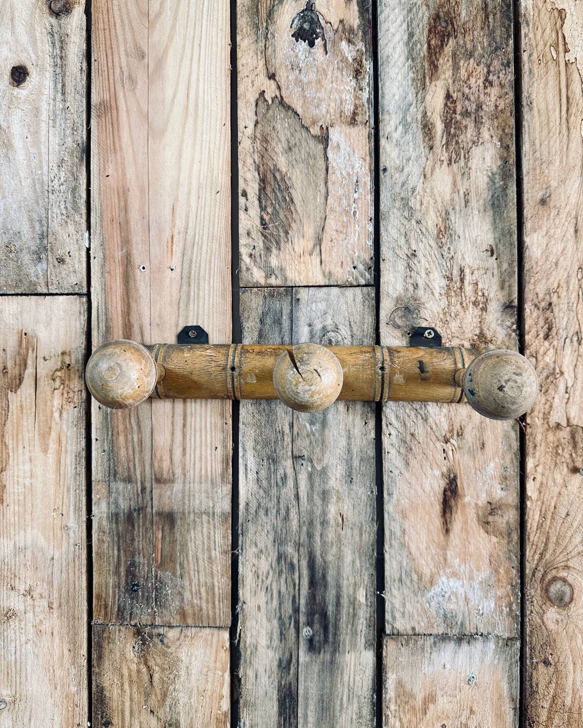 Wooden wall-mounted coat rack with 3 hooks