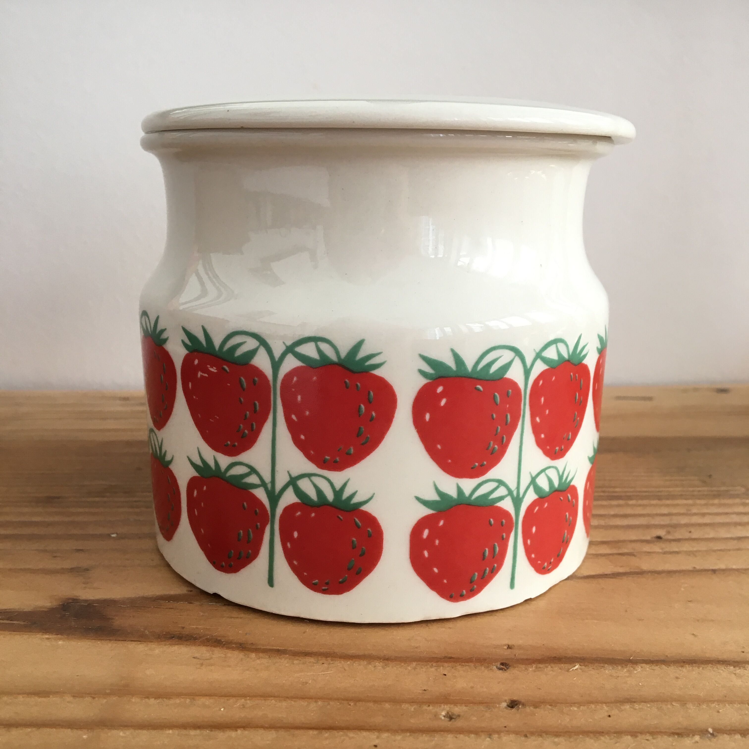 jam jar pattern strawberries manufacture Arabia Finland