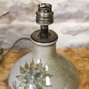 Pied de lampe en céramique à déco de fleurs