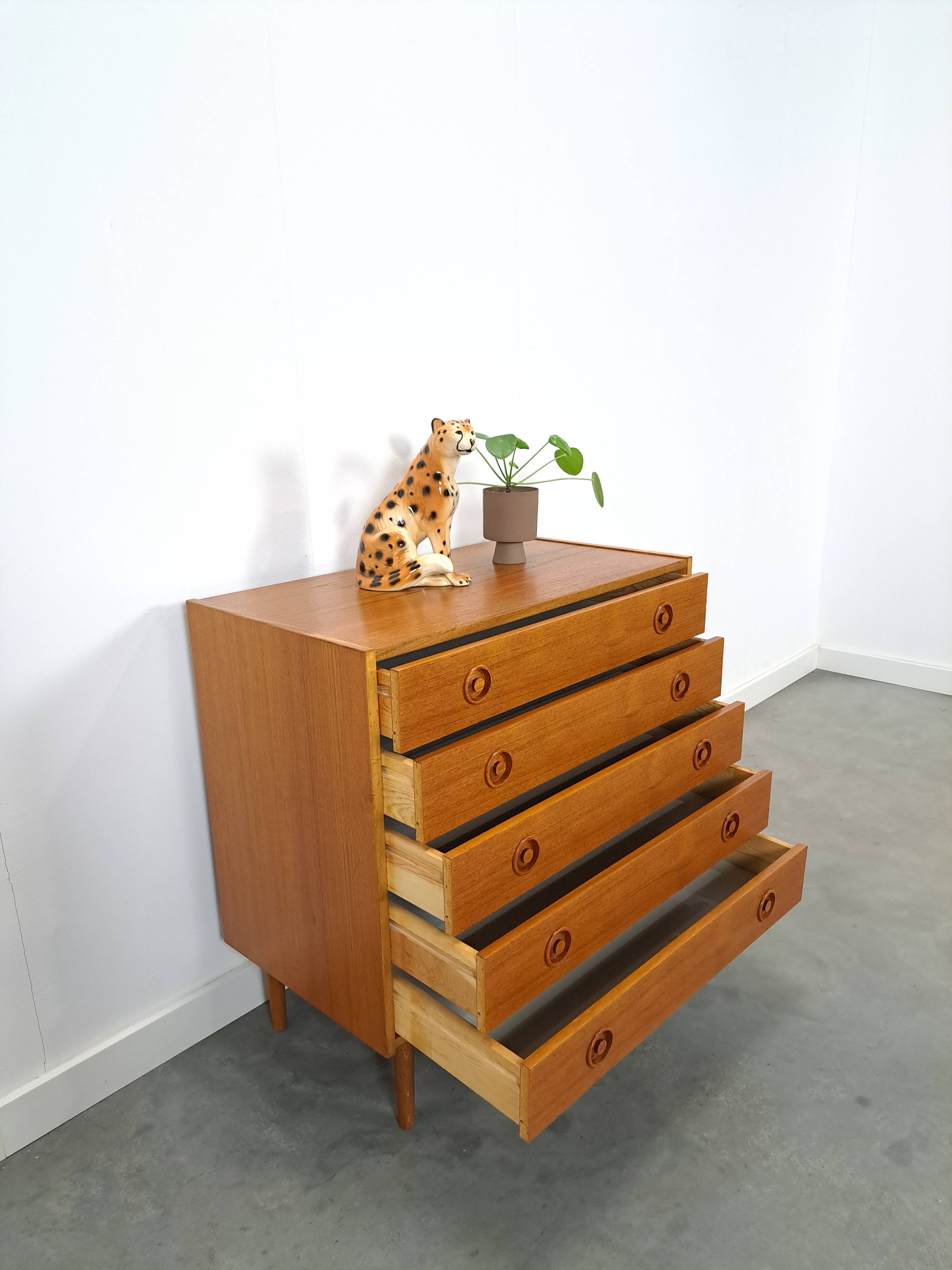 Commode en teck du Danemark avec 5 tiroirs.