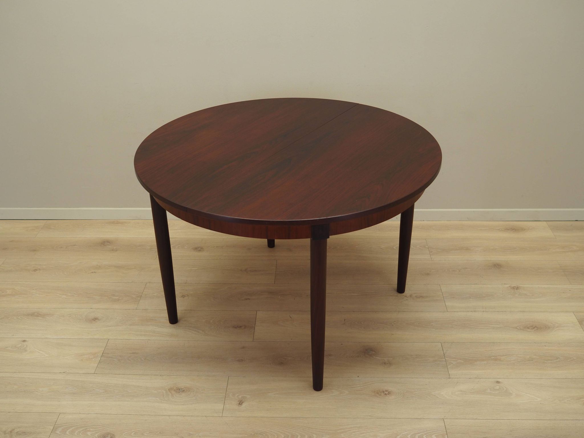 Table ronde en palissandre, design danois, années 1970, production : Danemark