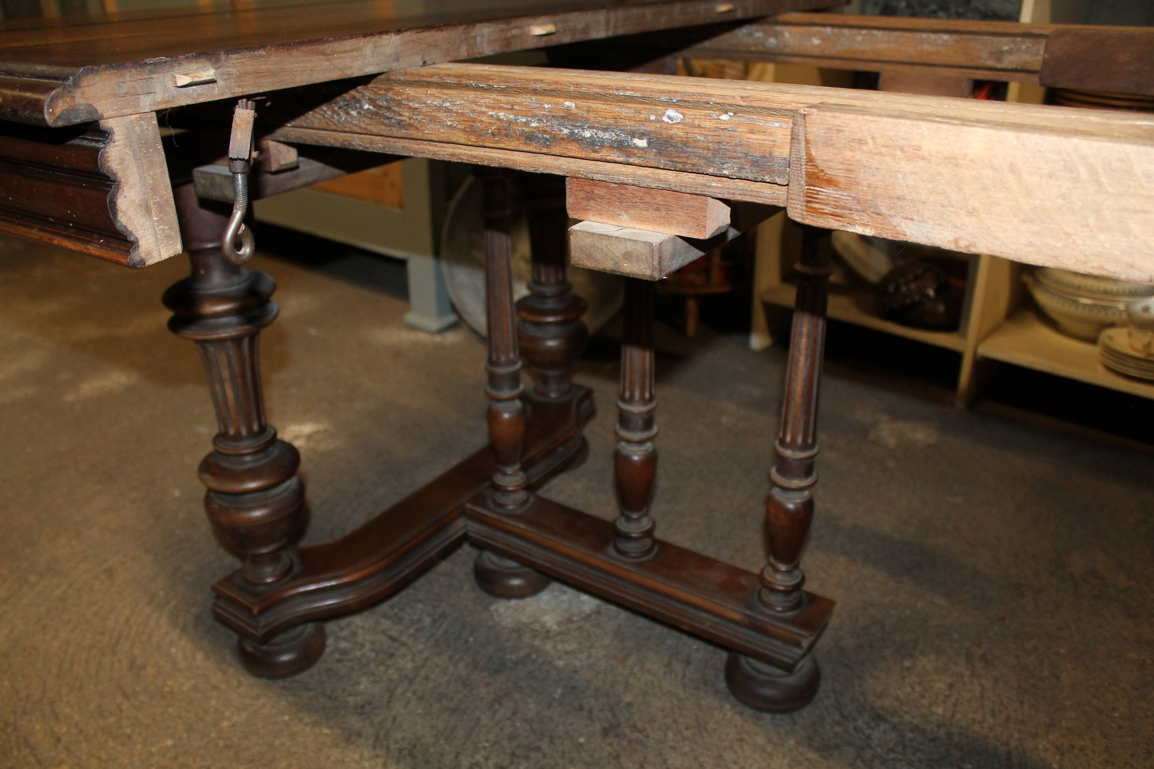 Expandable Henri II table