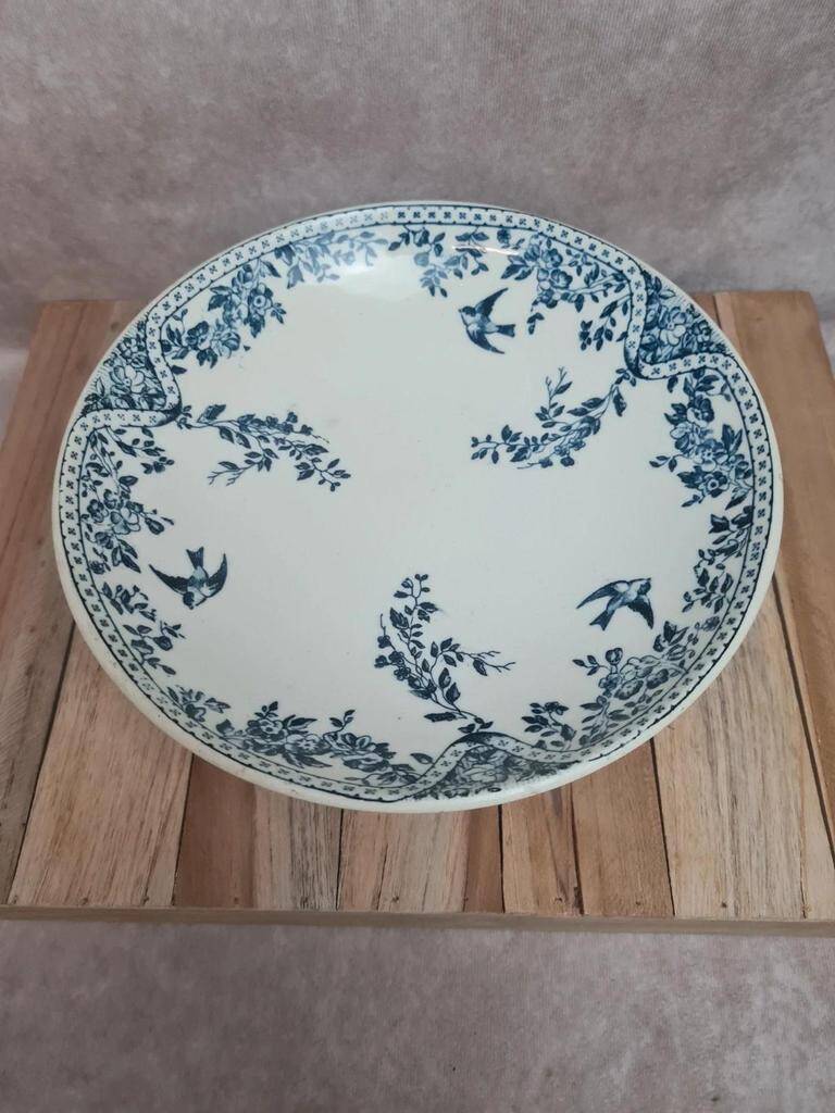 Antique compote dish in ironstone HBCM Choisy-le-Roi Louis XVI model with bird decoration.
