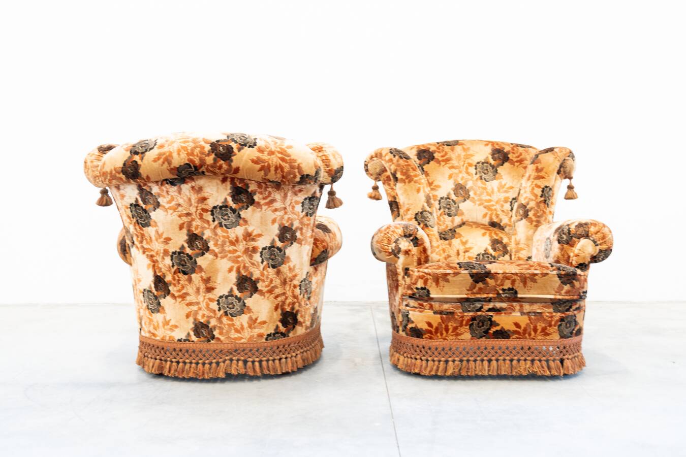 Living room composed of a 3-seater sofa and 2 armchairs, baroque style from the 1970s.