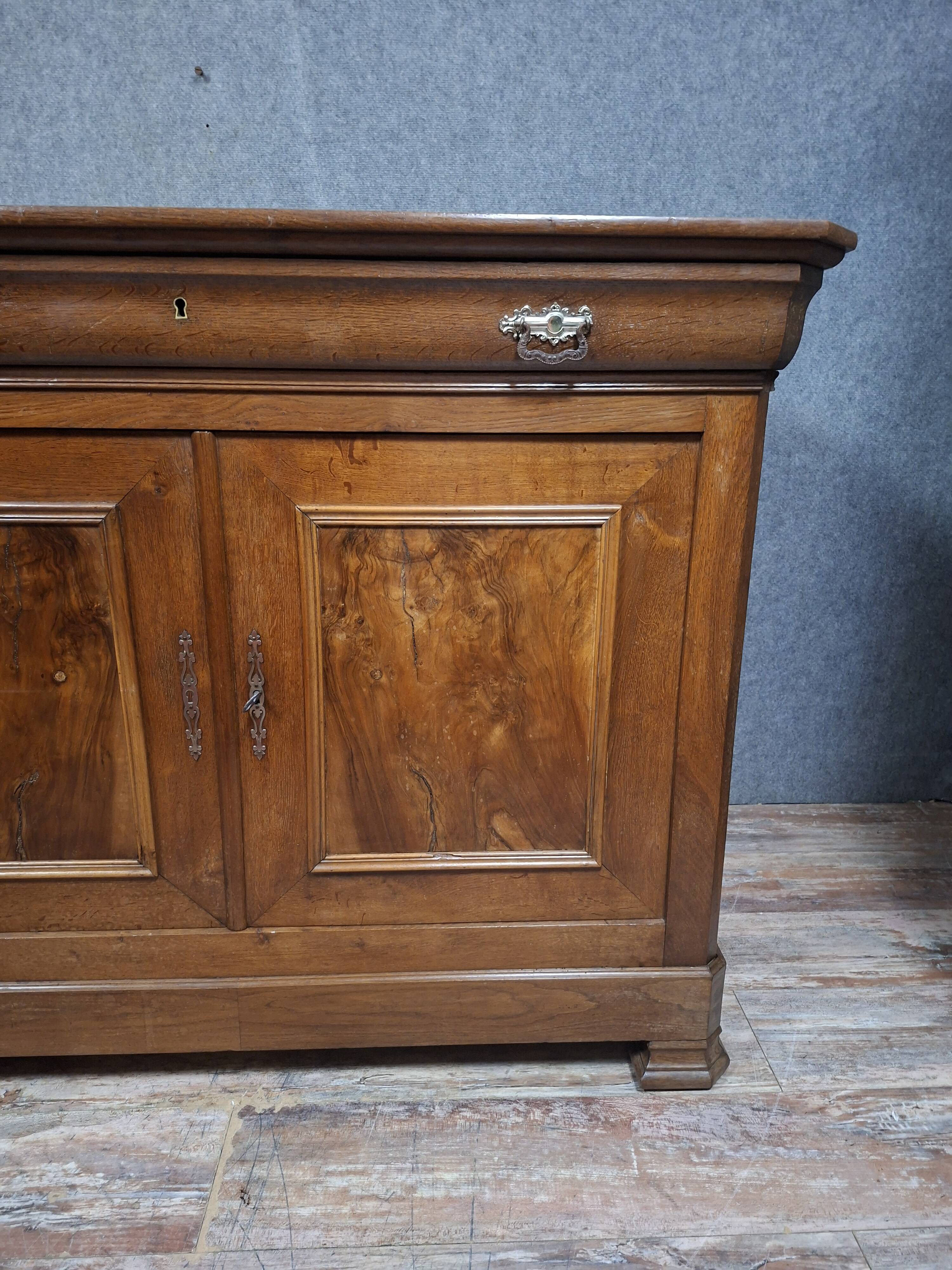 Louis-Philippe period buffet in solid walnut, 19th century.