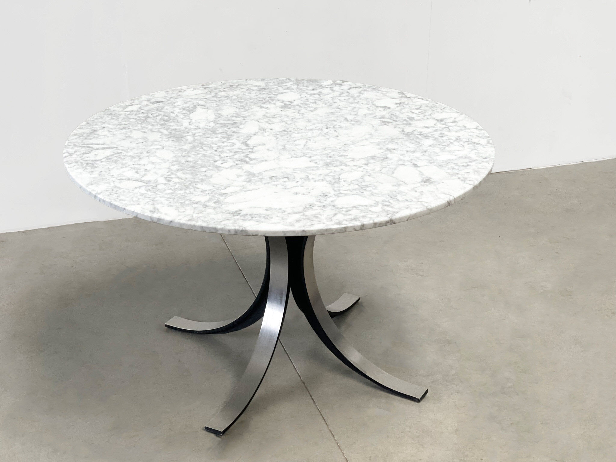 Vintage round marble dining table model T69 by Osvaldo Borsani for Tecno, 1970s