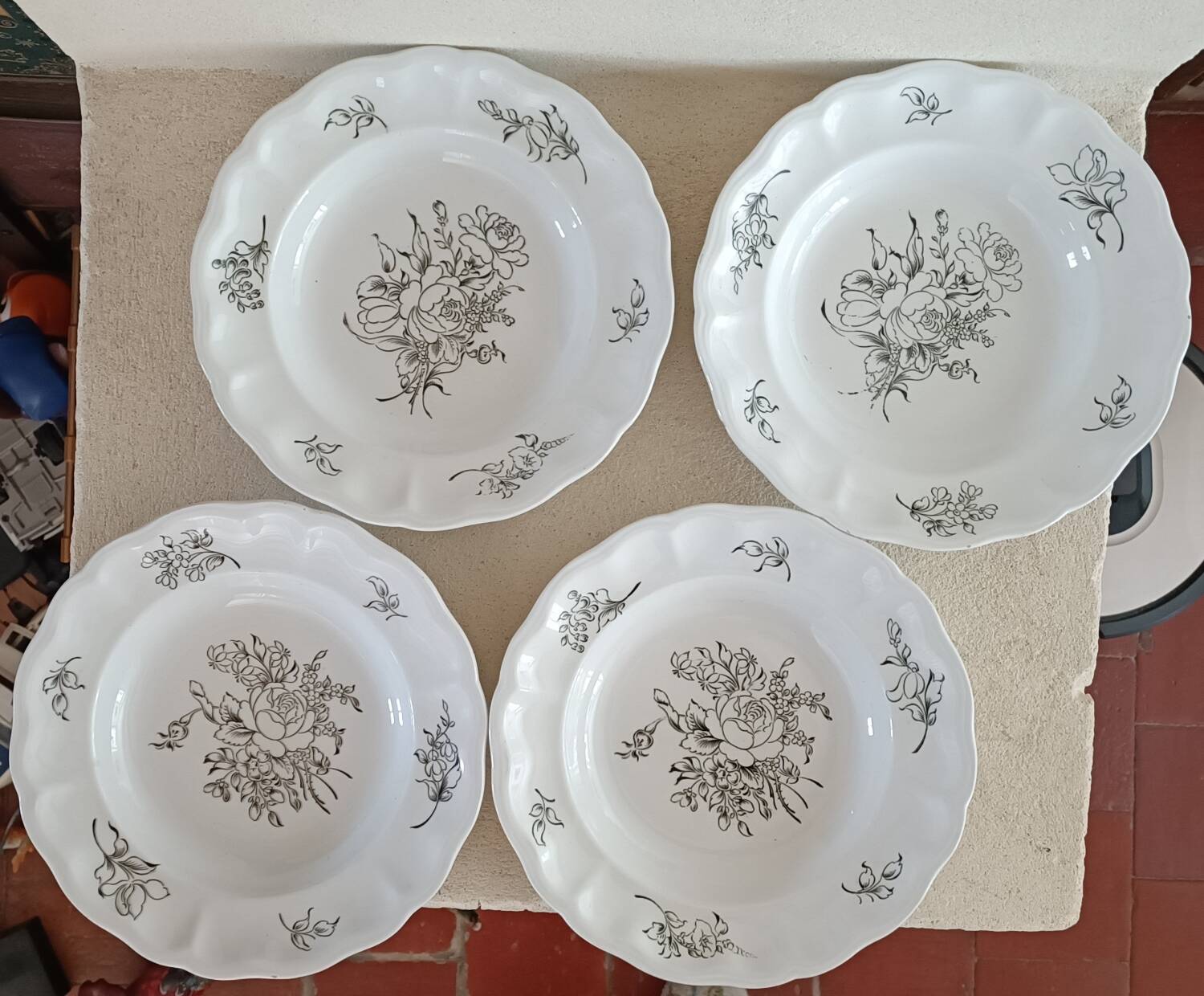 4 plates decorated with Lunéville roses
