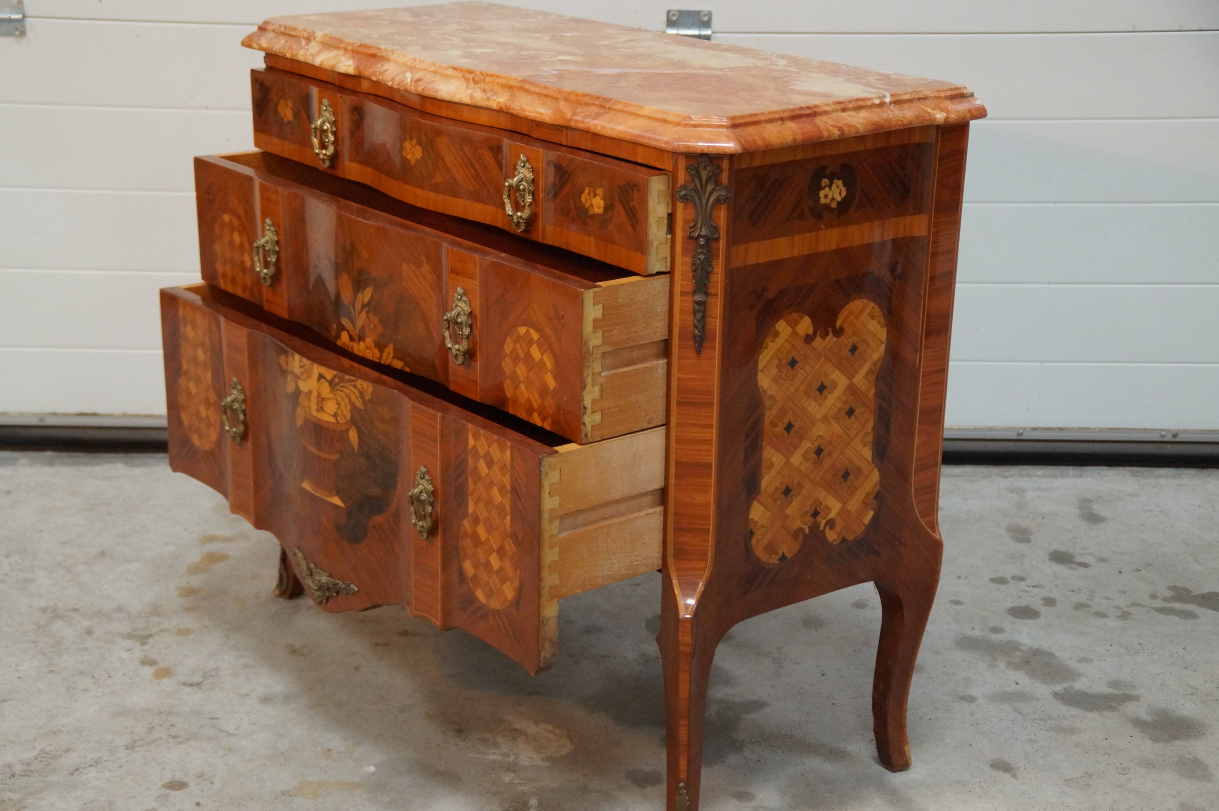 Commode marquetée