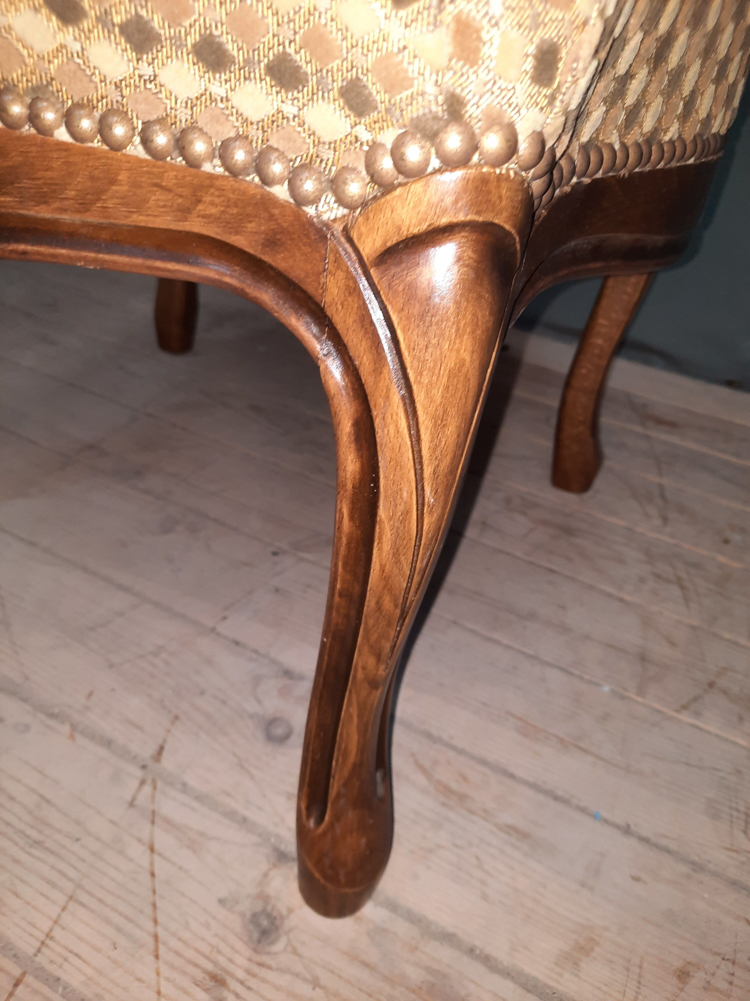 Pouf upholstered legs cambered in mahogany