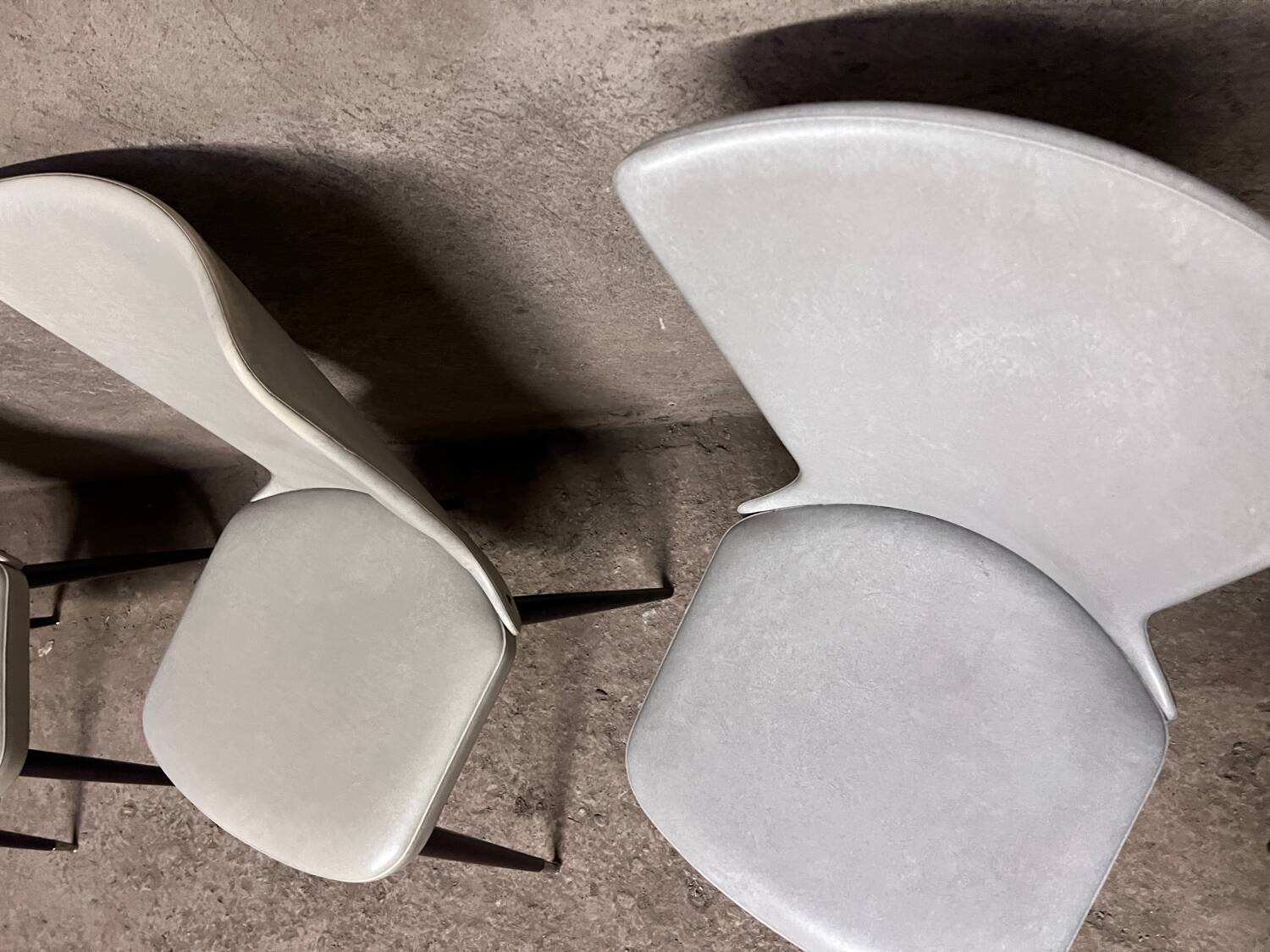 Serie de 6 chaises Baumann modèle Essor en simili cuir blanc