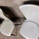 Serie de 6 chaises Baumann modèle Essor en simili cuir blanc