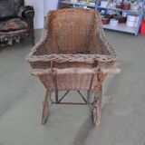 Landau vintage in wicker and brown wood, 1930s, large wheels and metal structure.