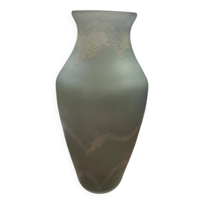 Grand vase en verre, Trait d'Union, teintes gris vert, décor de vase sablée, élégant et chic