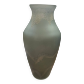 Grand vase en verre, Trait d'Union, teintes gris vert, décor de vase sablée, élégant et chic