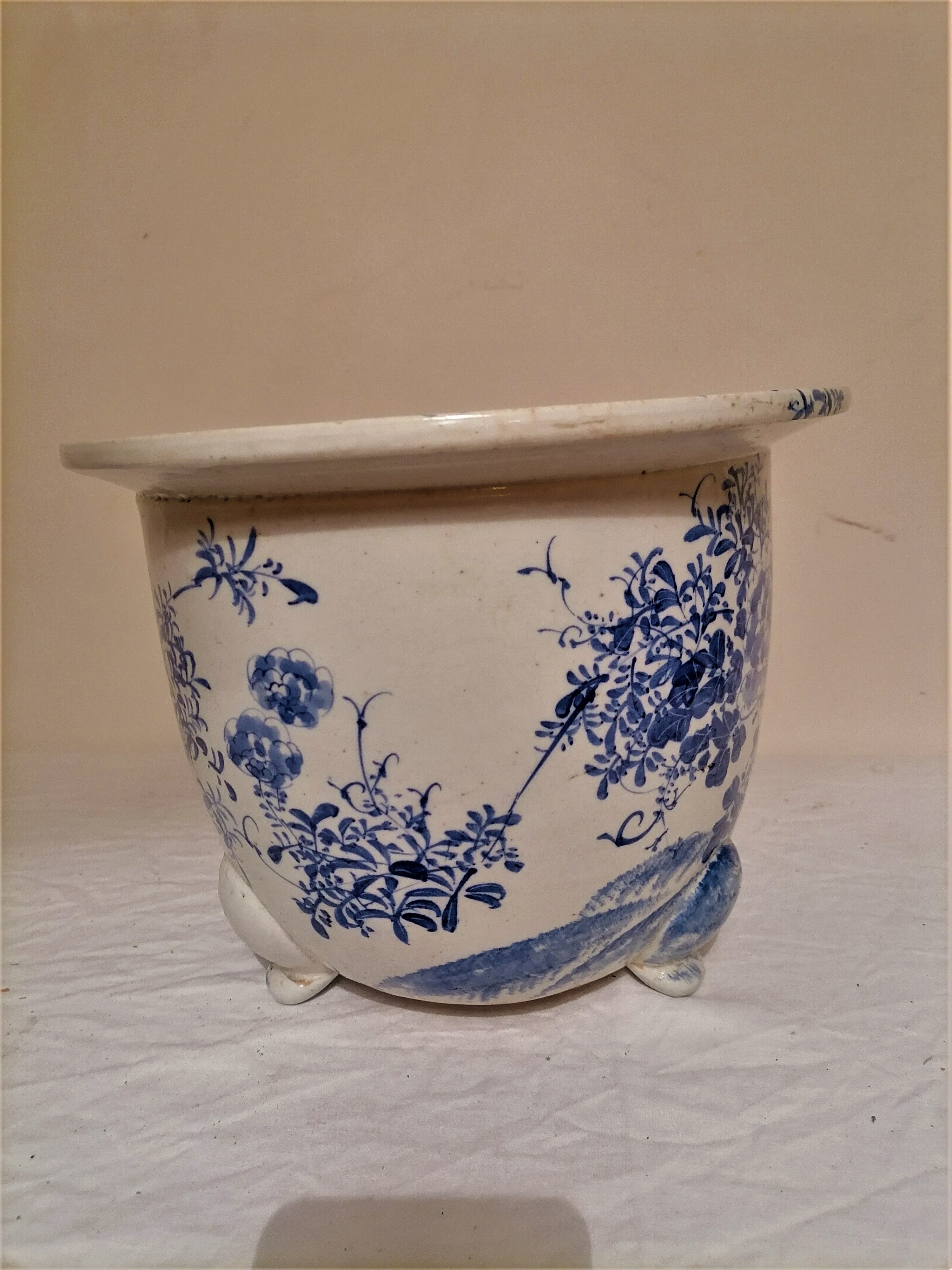 Important blue white porcelain pot cover. Japan. Meiji period (1868 - 1912)