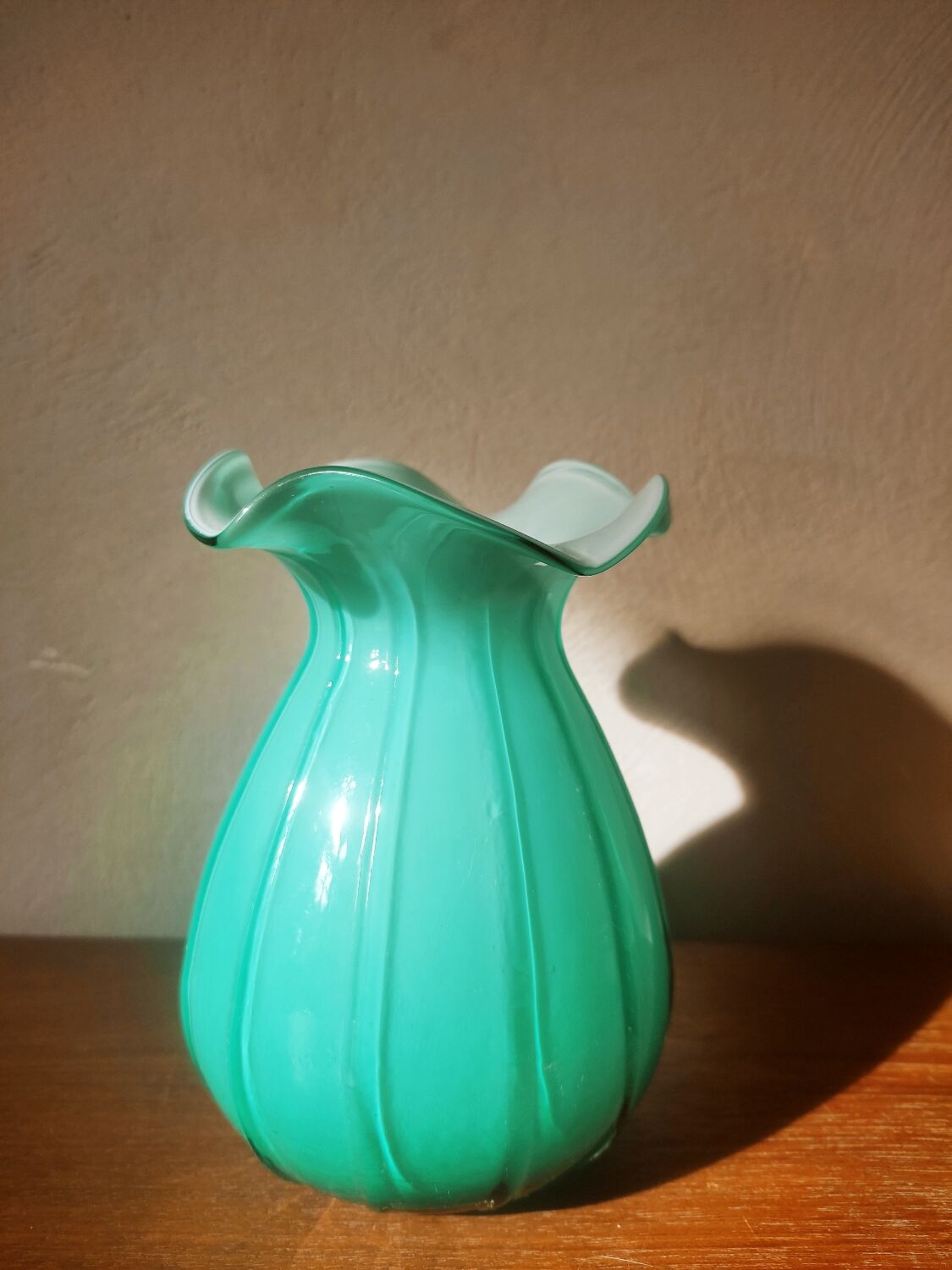 Vase corolle en opaline italienne vert amande