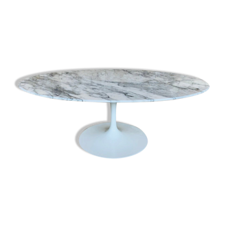 Eero Saarinen coffee table, oval, "Tulip" by Knoll International, circa 70's