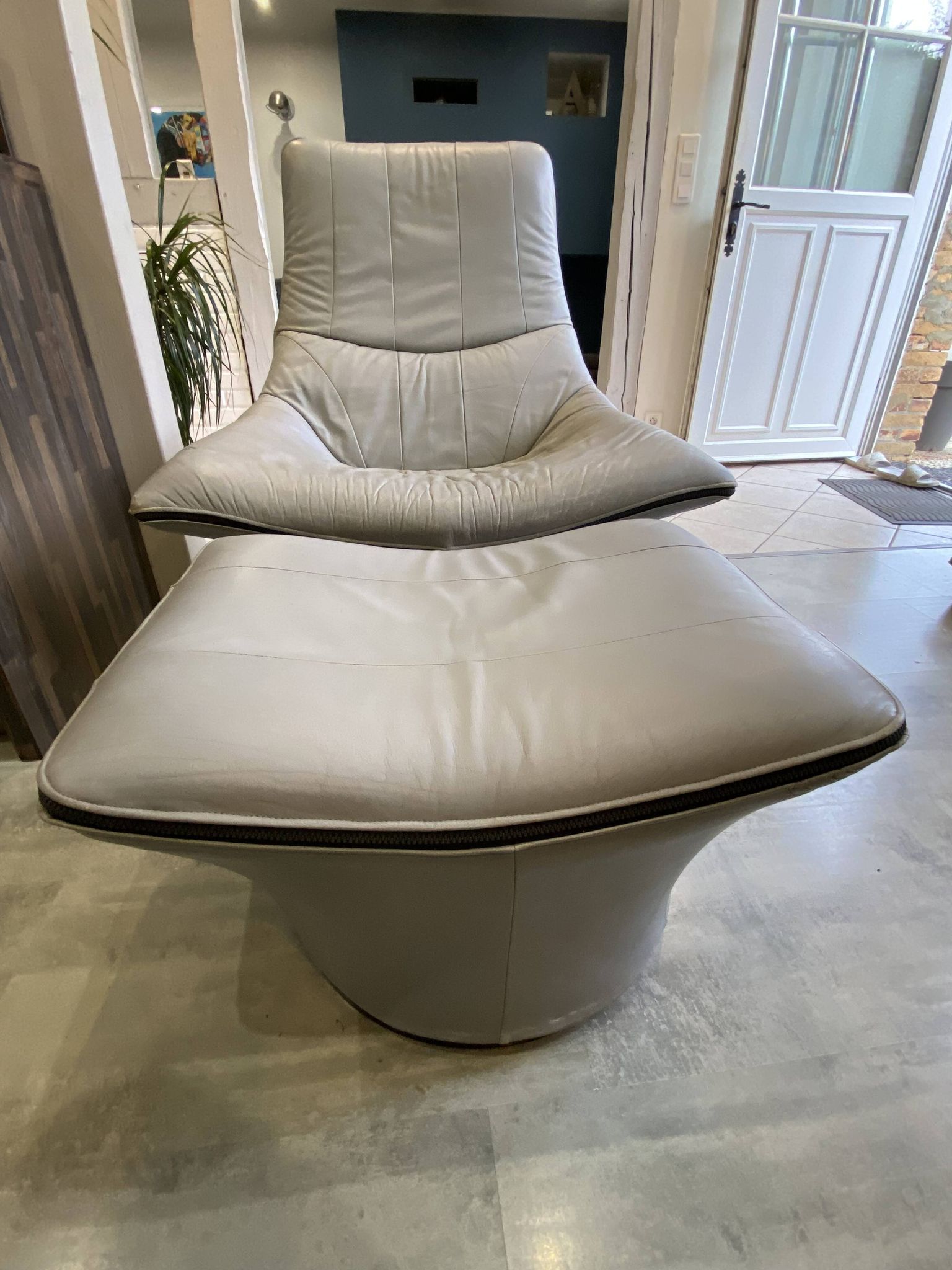Swivel lounge chair ottoman footrest leather Mantis Gerard Van den Ber