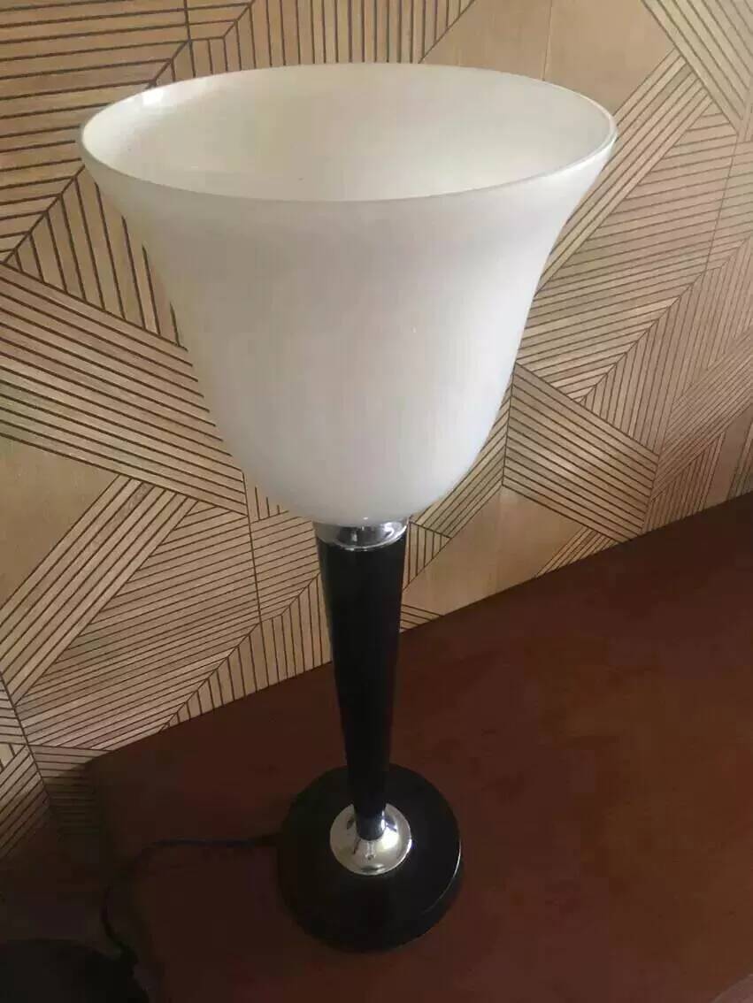 Black lacquered wood and white opaline lamp