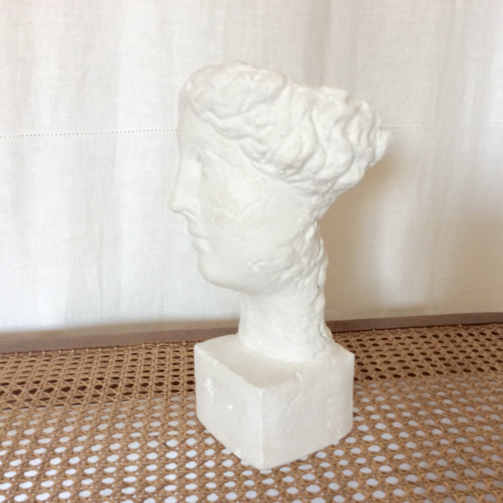 Sculpture d' Aphrodite déesse de l'amour et de la beauté.