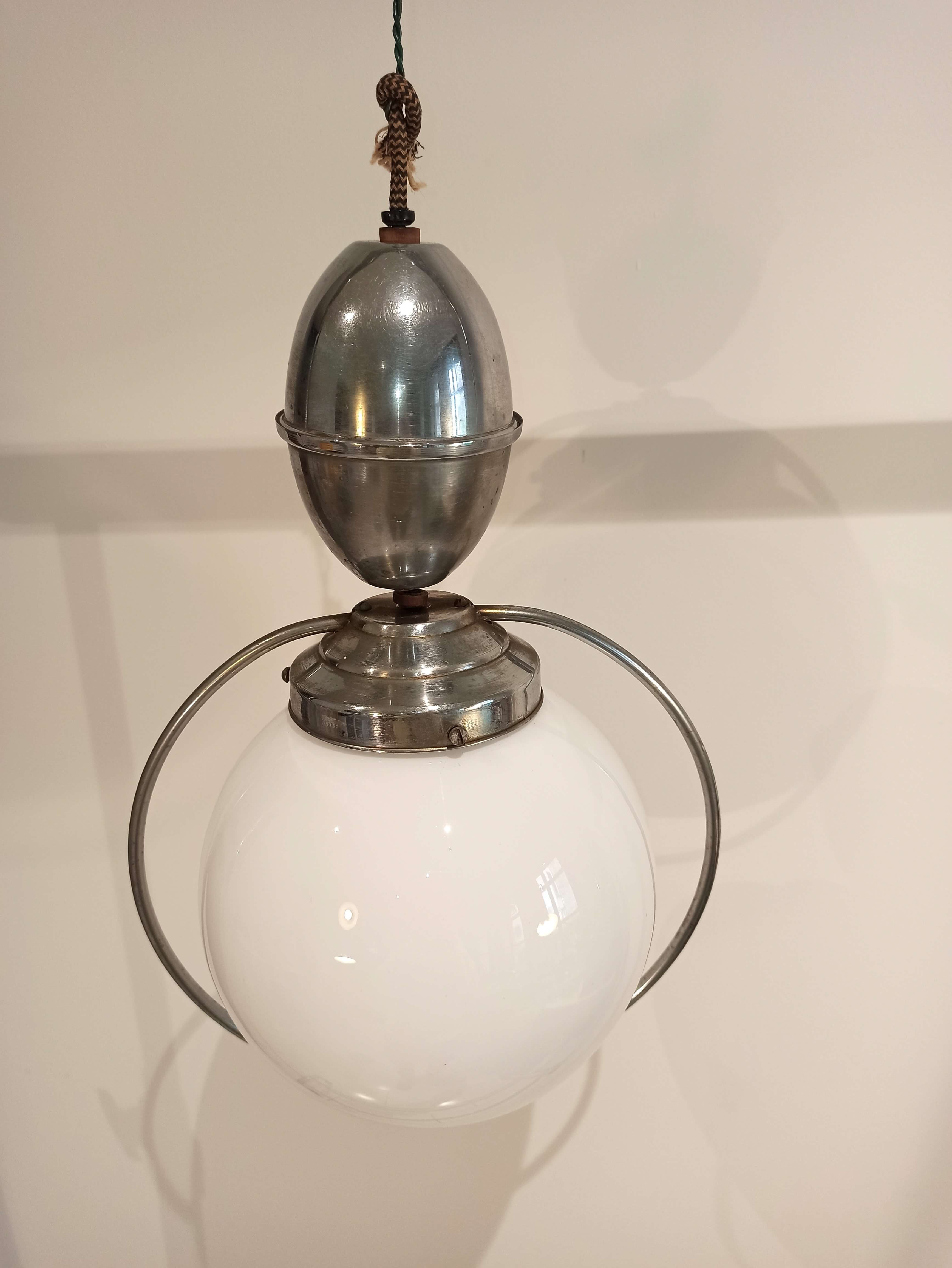 Suspension chandelier vintage globe white circle chrome goes up and down