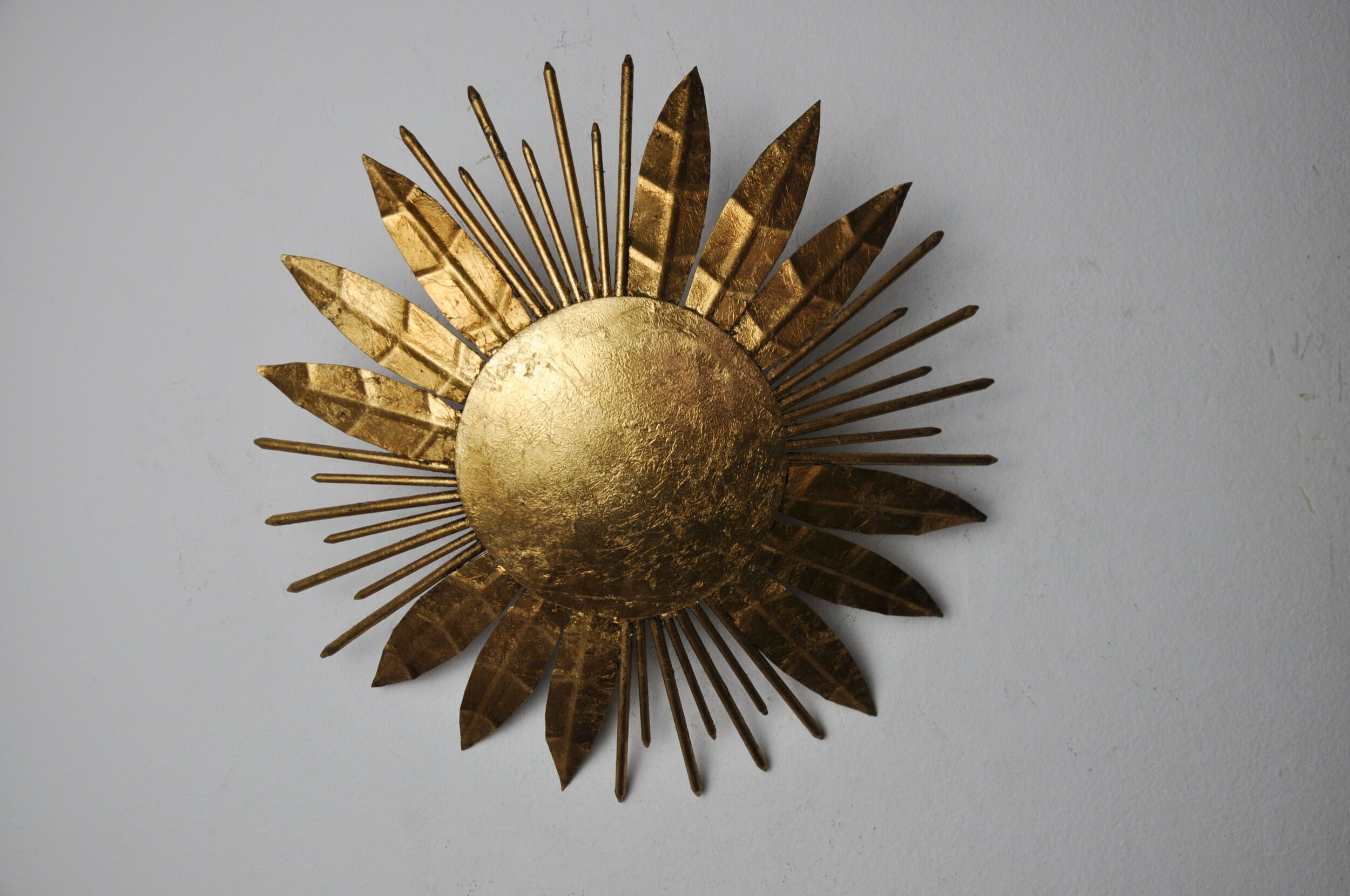 Brutalist sun floral wall lamp, gold leaf gilded metal, Italy, 1970
