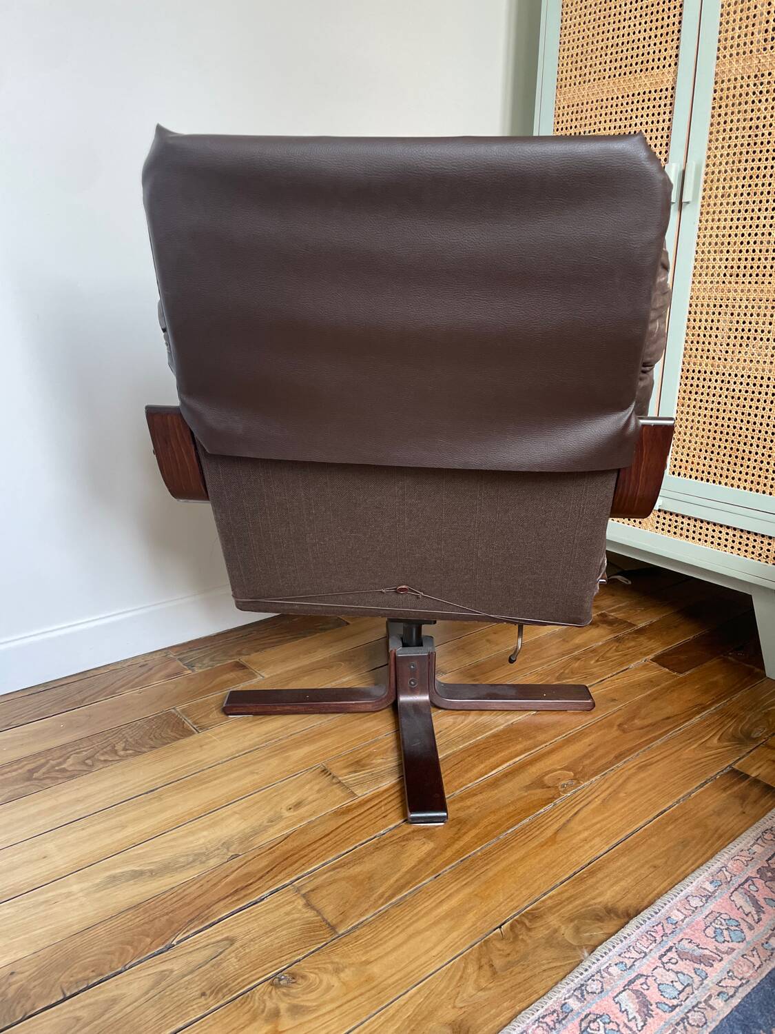 1970s Scandinavian armchair in curved laminated wood with a leather seat.