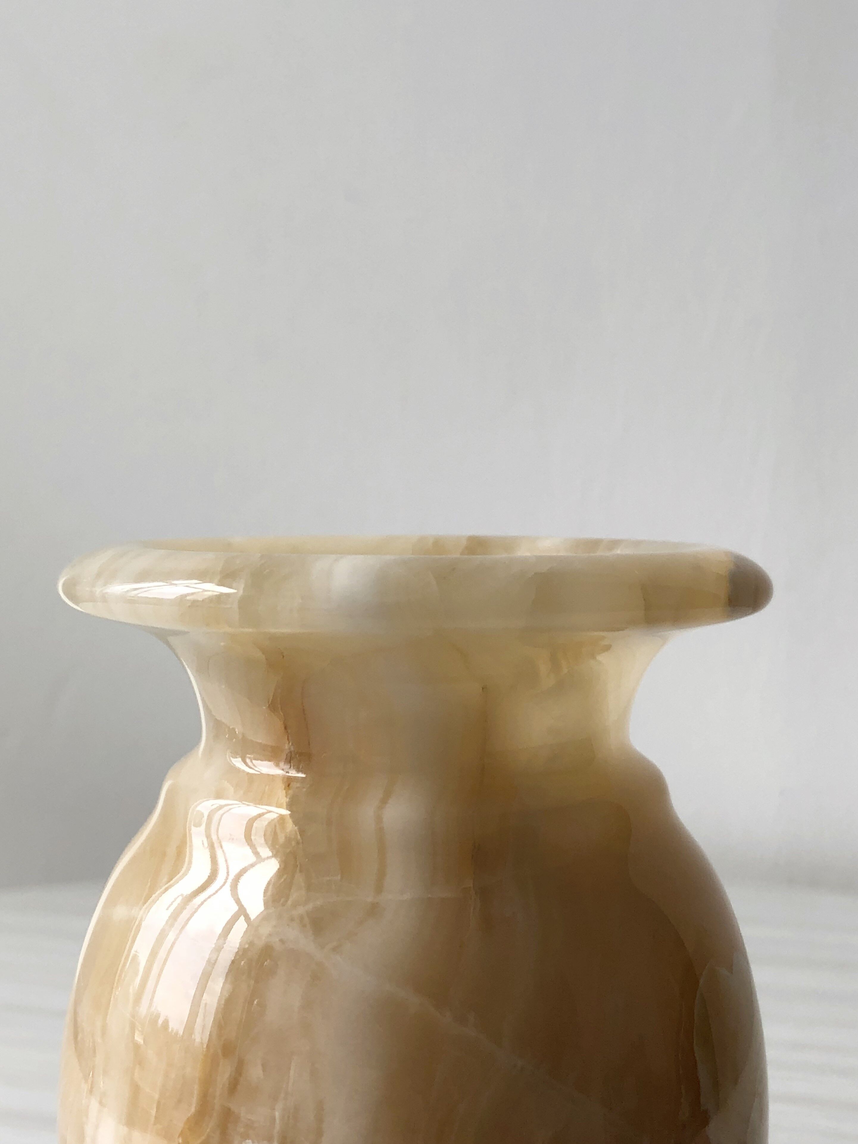 Vase en marbre albâtre onyx